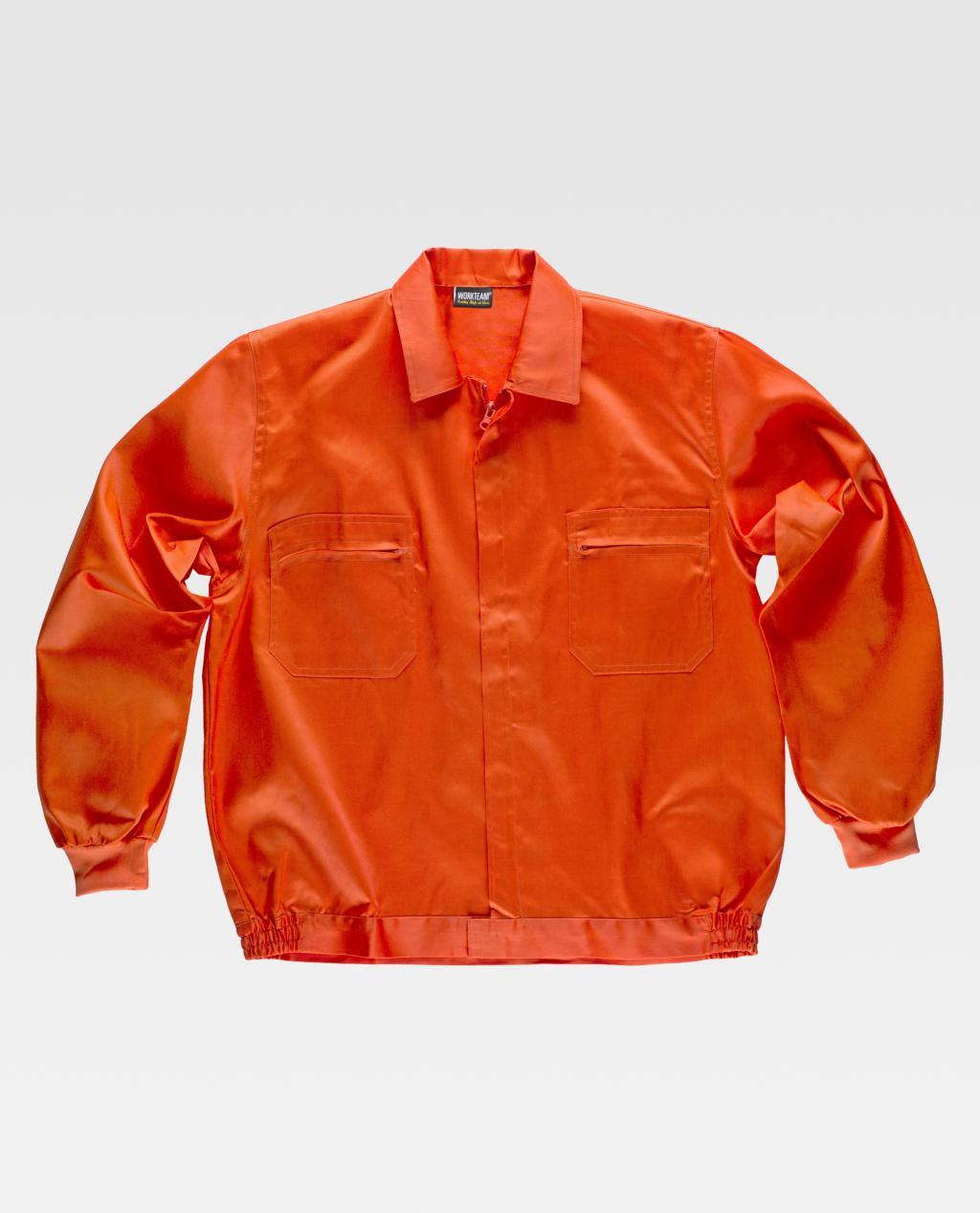 Chaqueta de trabajo naranja con cuello de camisa, dos bolsillos frontales y puños elásticos sobre fondo claro