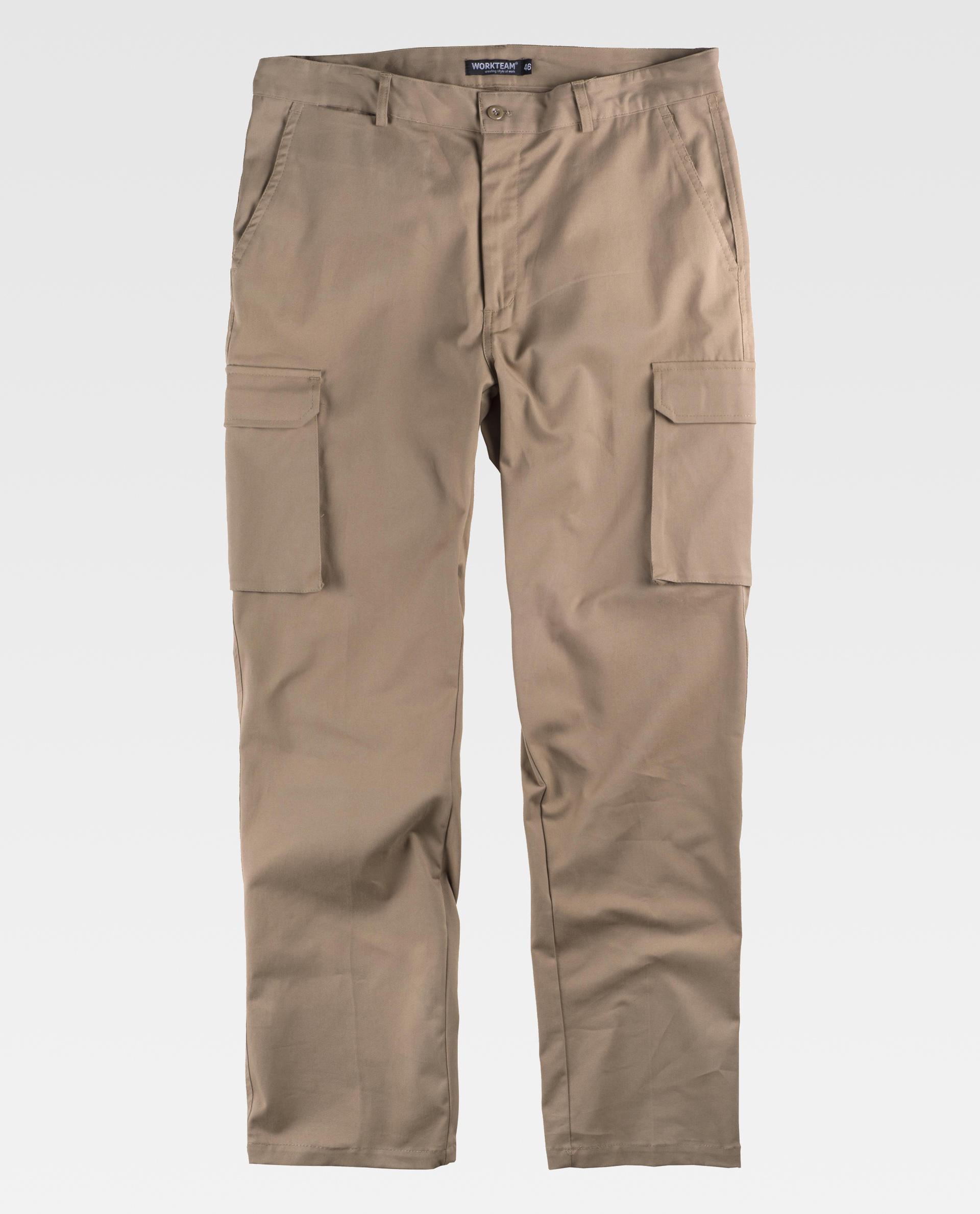 Pantalones de trabajo beige con bolsillos cargo laterales sobre fondo blanco