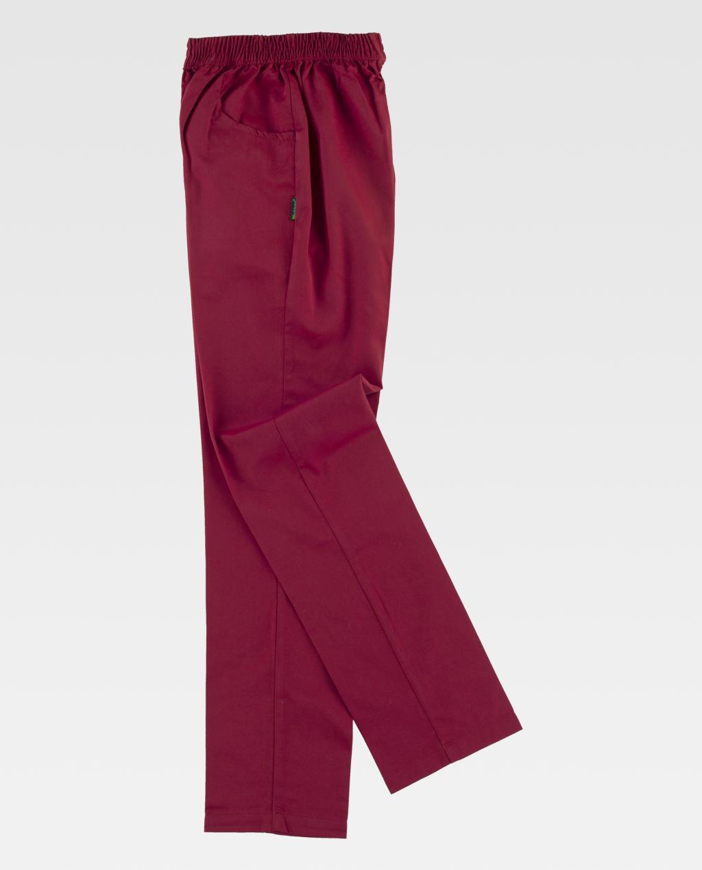 Pantalones sanitarios burdeos con cintura elástica y bolsillo lateral sobre fondo neutro