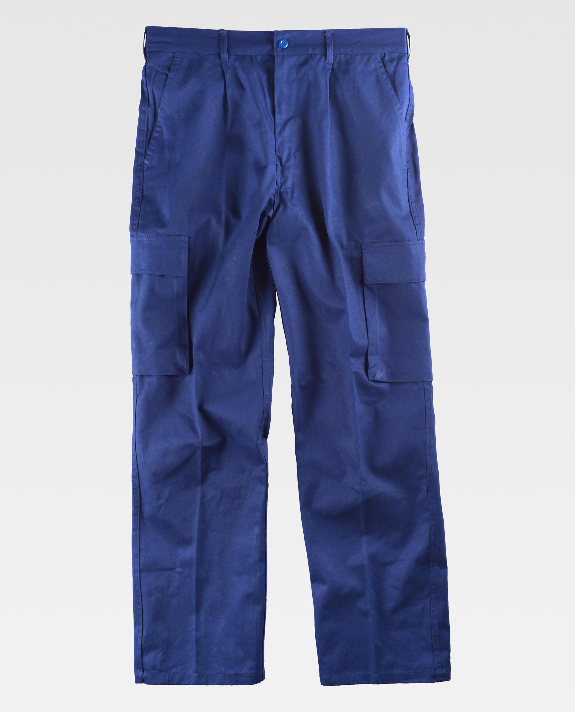 pantalón cargo azul con bolsillos laterales sobre fondo claro