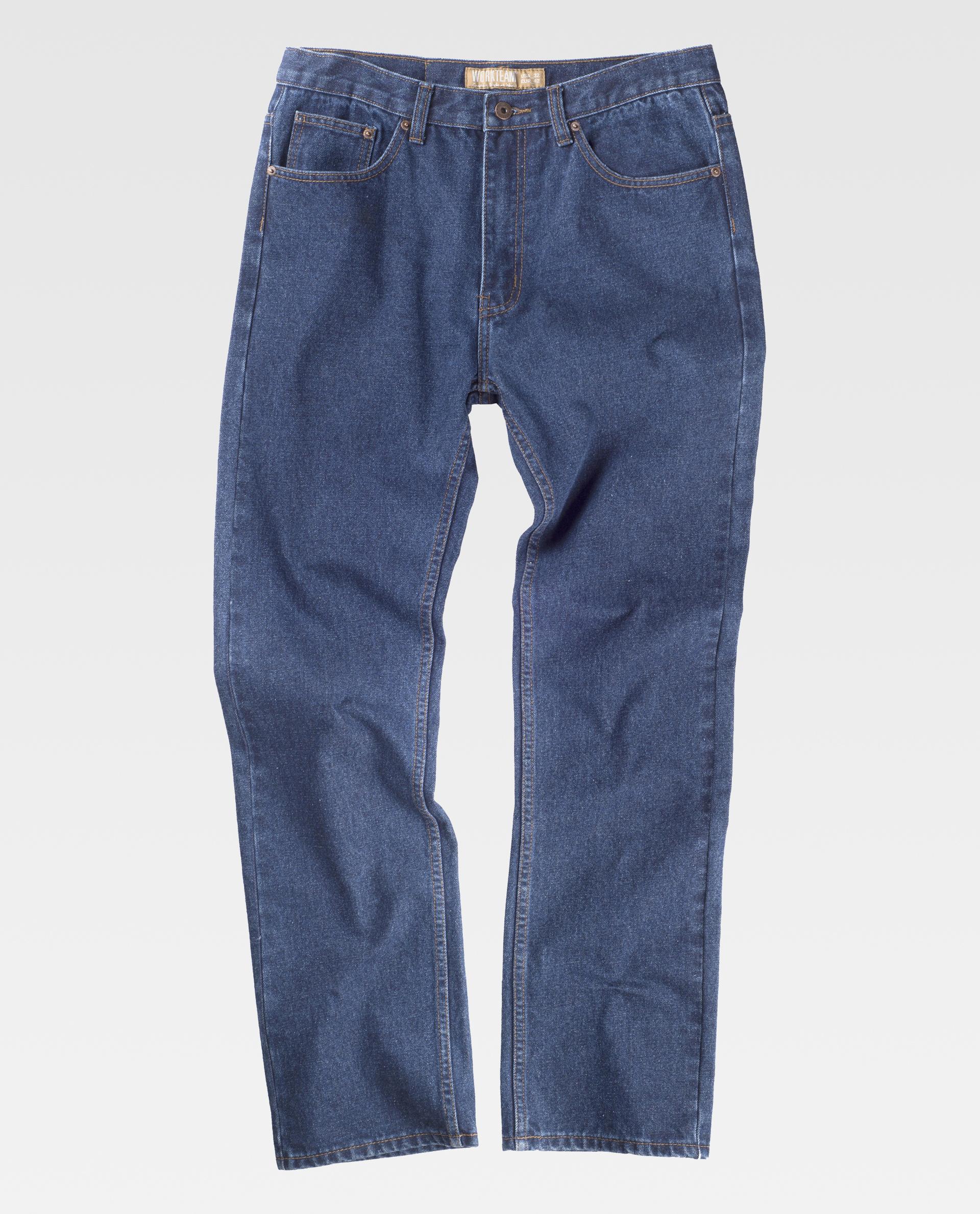 Pantalones vaqueros azules de corte recto sobre fondo blanco