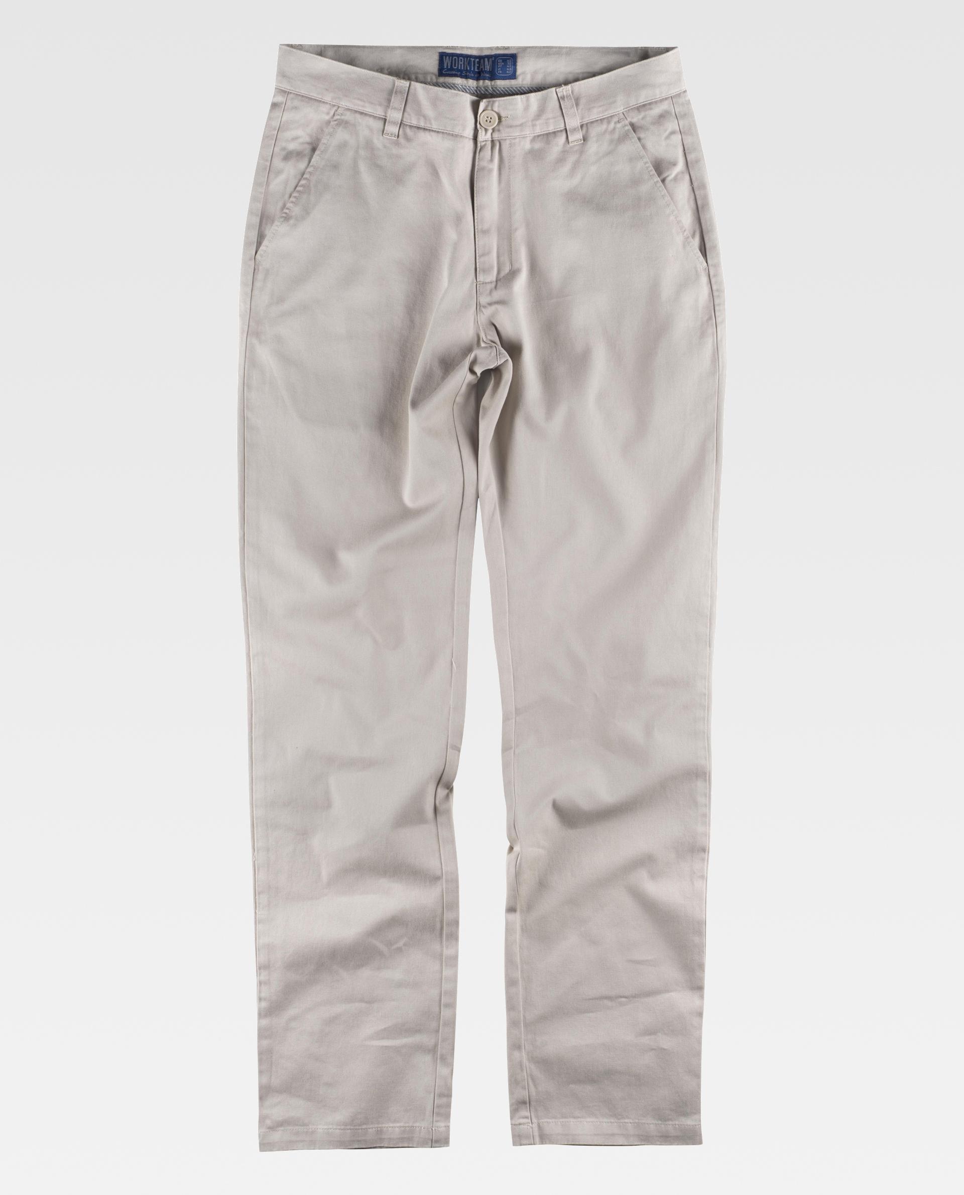 Pantalón chino beige claro de corte recto sobre fondo blanco