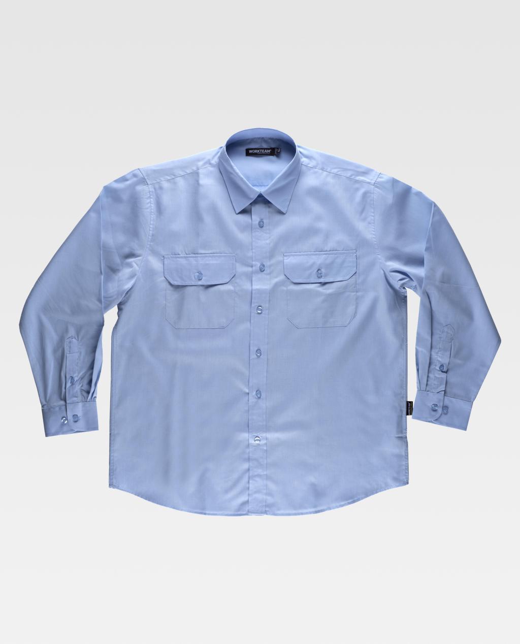 Camisa azul clara de manga larga con cuello clásico y bolsillos frontales sobre fondo blanco