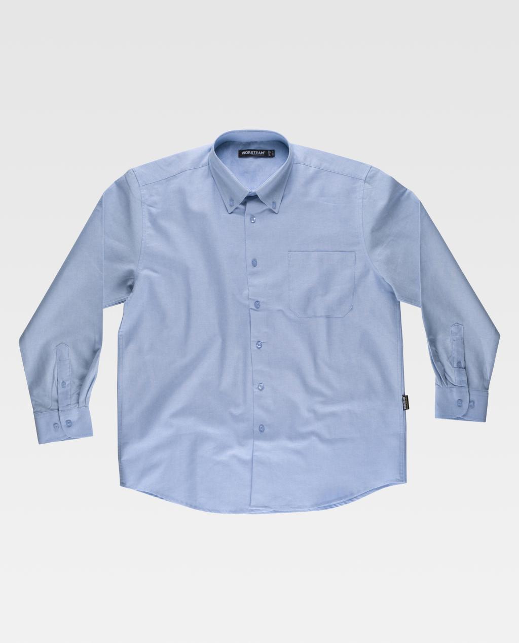 camisa de trabajo de manga larga azul claro con bolsillo sobre fondo blanco
