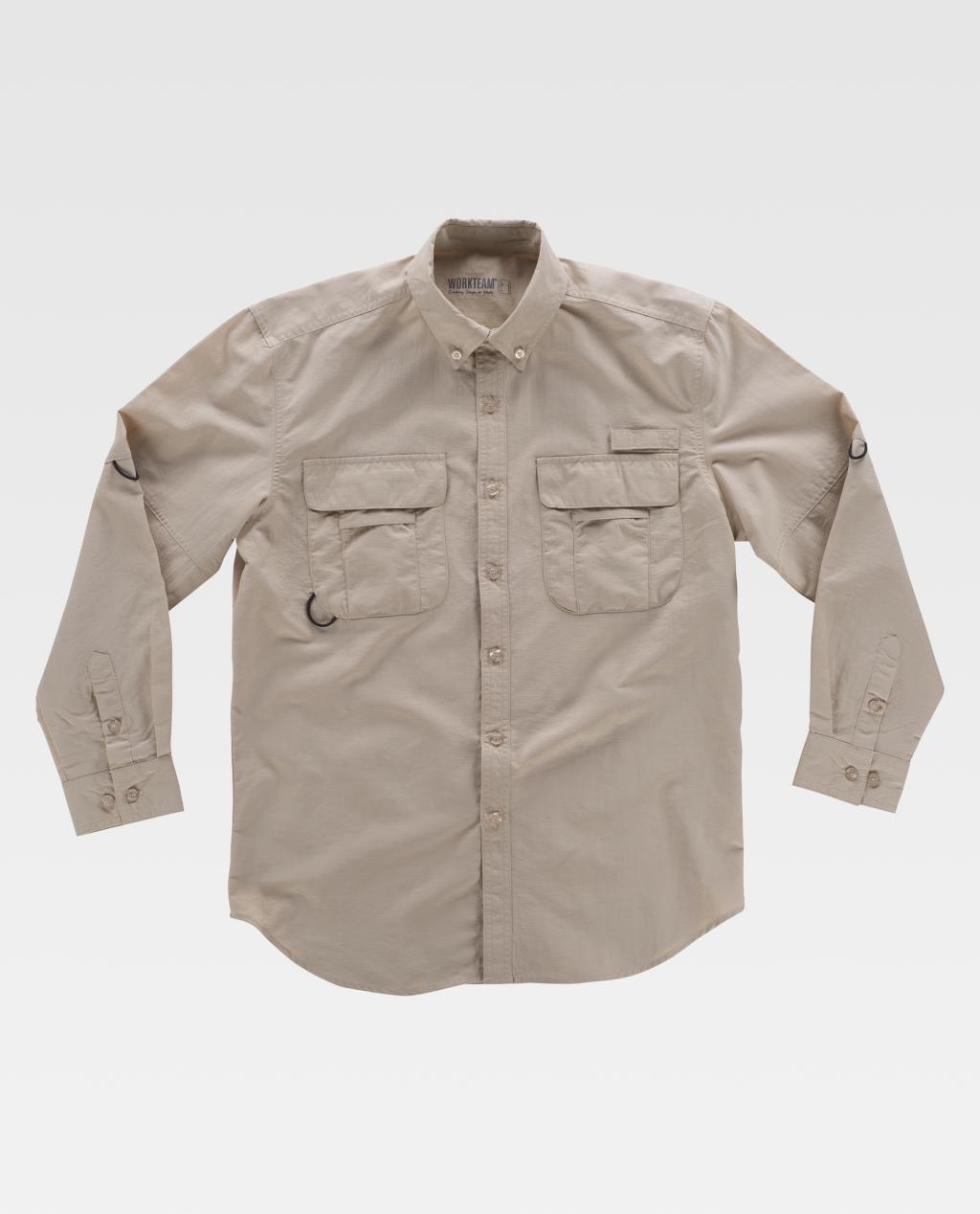 Camisa beige de manga larga con bolsillos frontales estilo utility sobre fondo blanco.