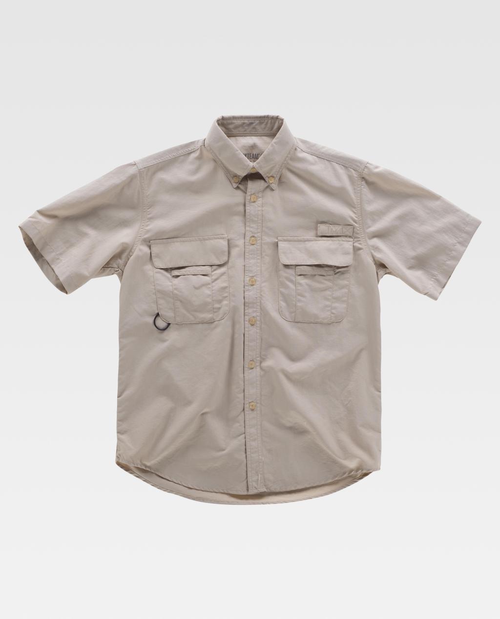 camisa beige de manga corta con dos bolsillos delanteros y anilla metálica de uso práctico