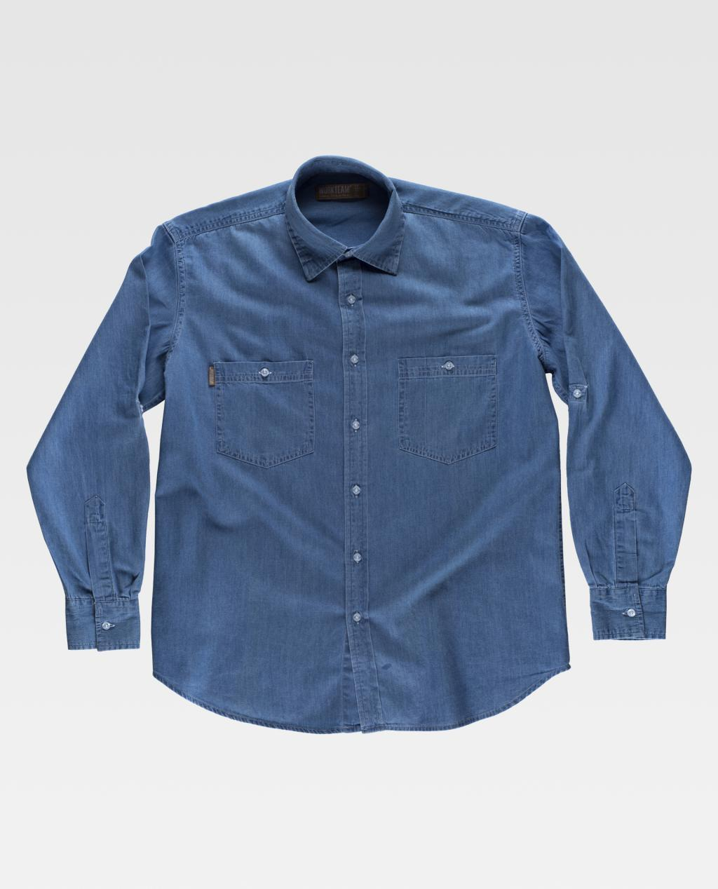 Camisa vaquera azul de manga larga con dos bolsillos de pecho, vista plana sobre fondo claro