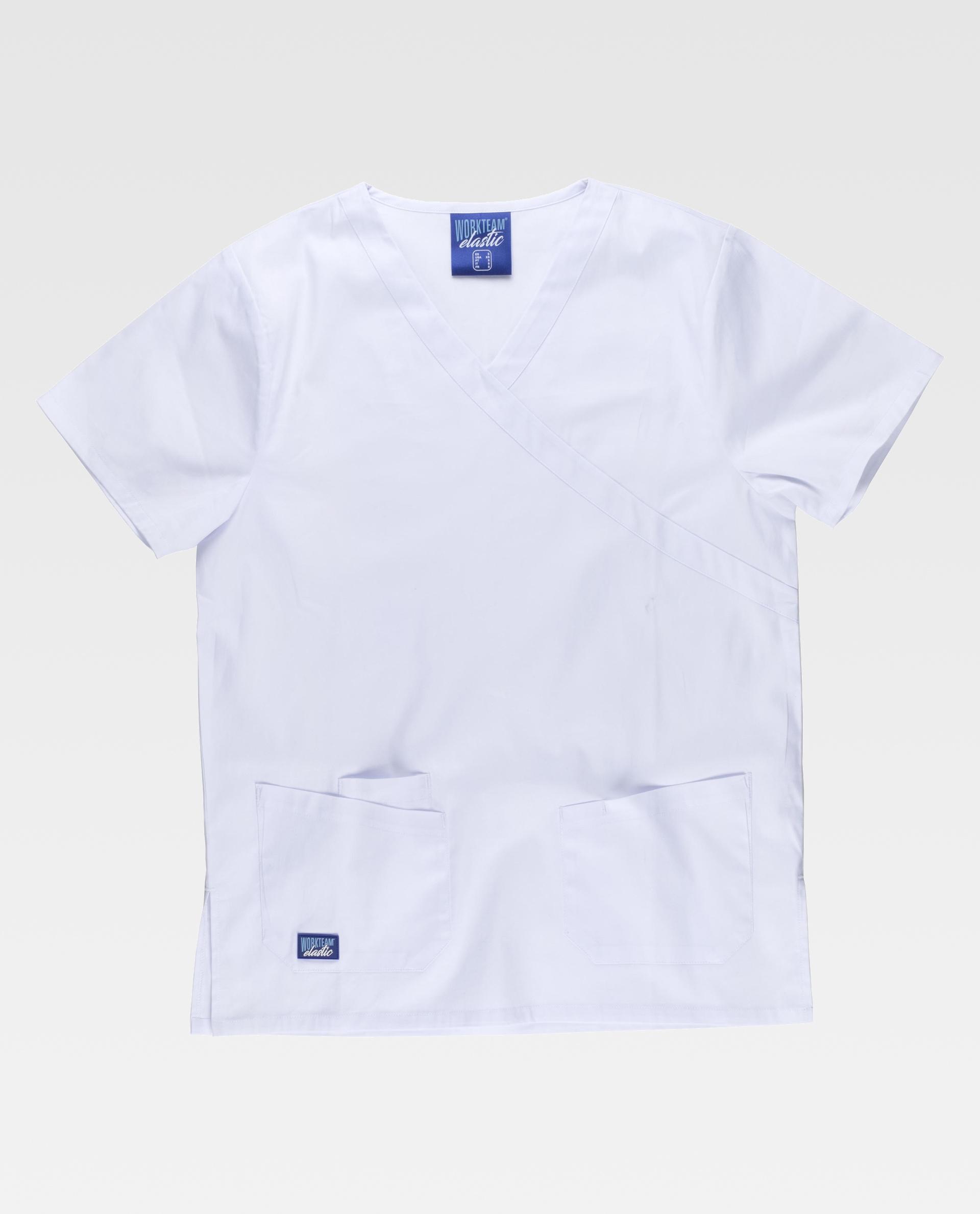 camiseta sanitaria blanca de manga corta con escote cruzado y dos bolsillos frontales