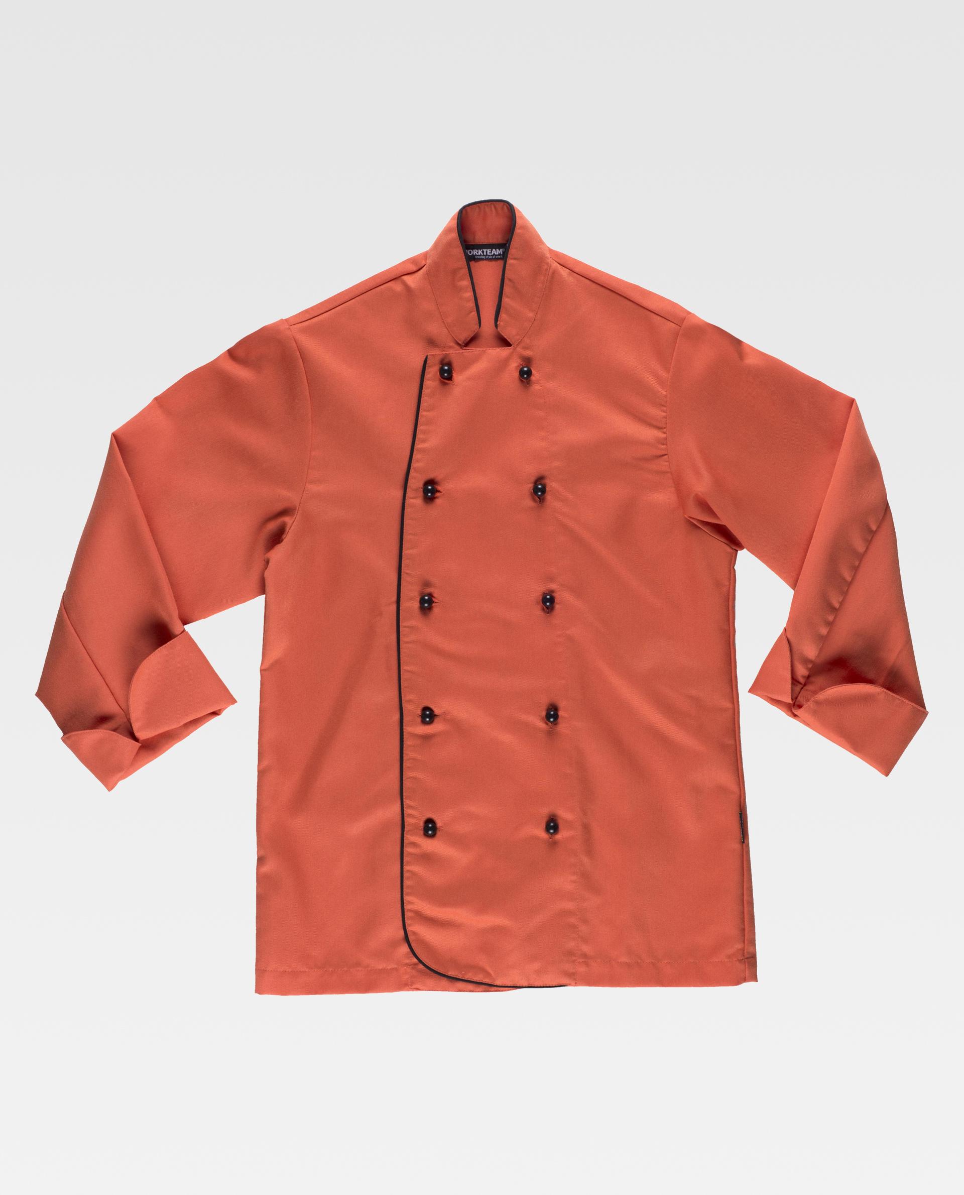chaqueta de chef naranja de doble botonadura con ribete negro sobre fondo claro