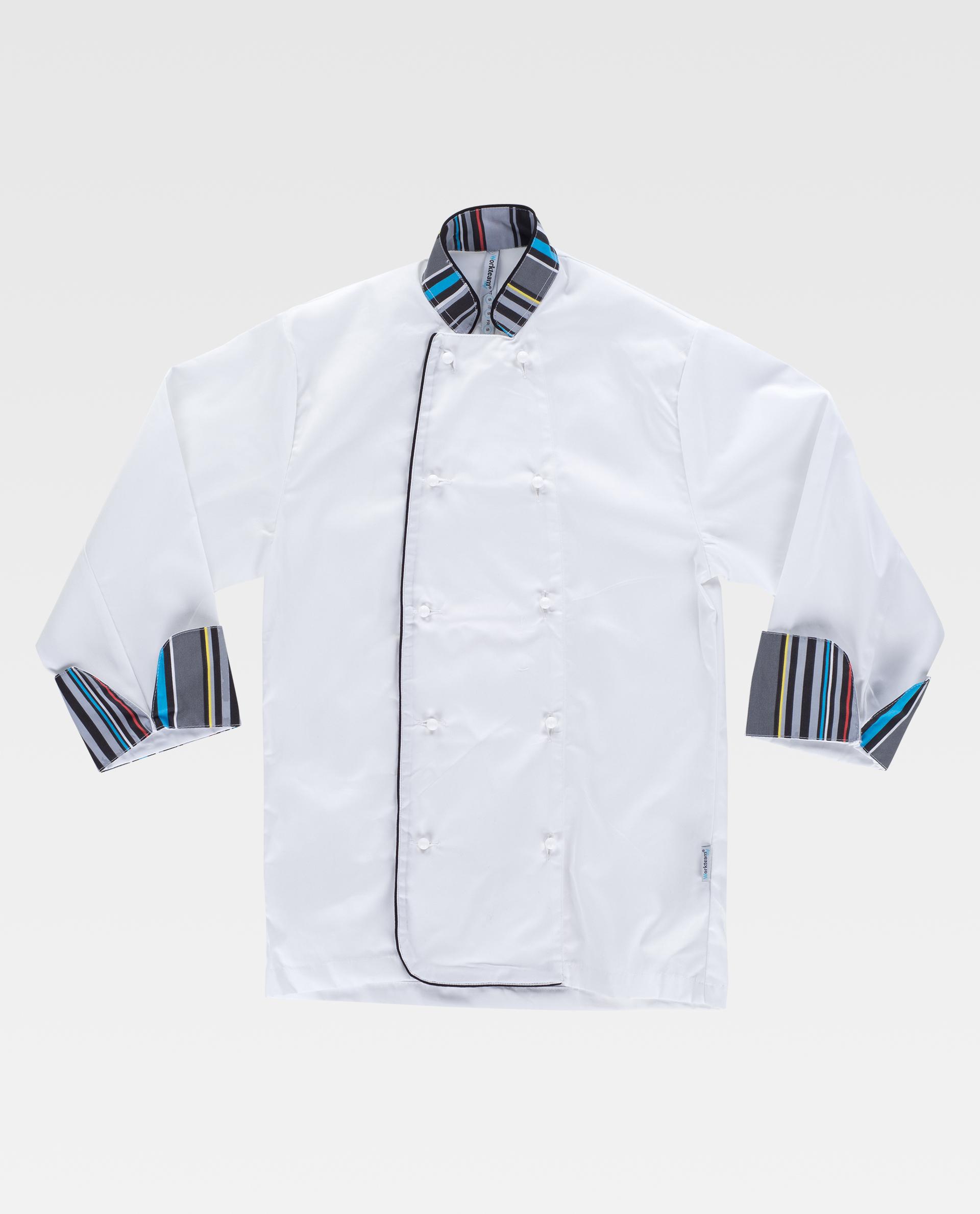 chaqueta de chef blanca con cuello y puños de rayas multicolor sobre fondo neutro