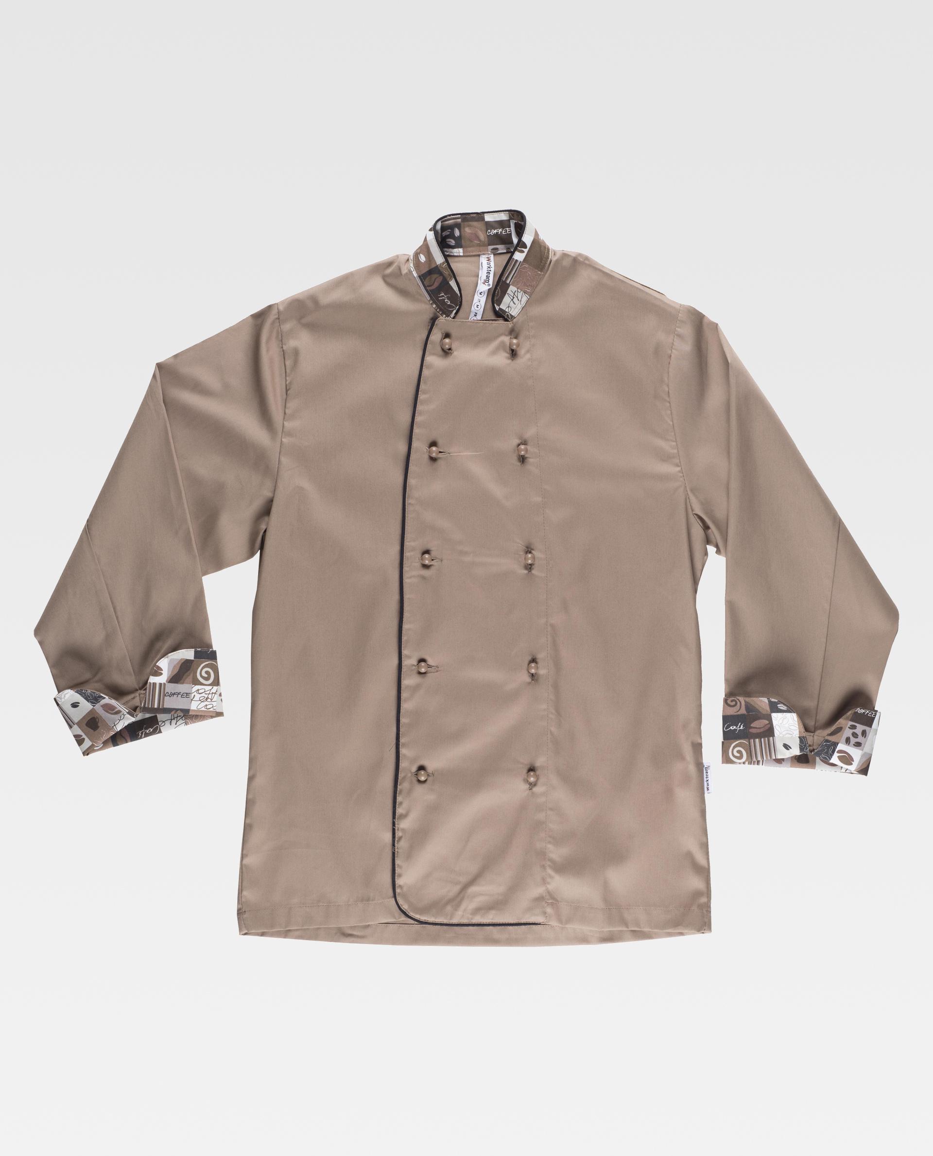 chaqueta de cocinero beige con cuello y puños estampados de motivos de café sobre fondo blanco