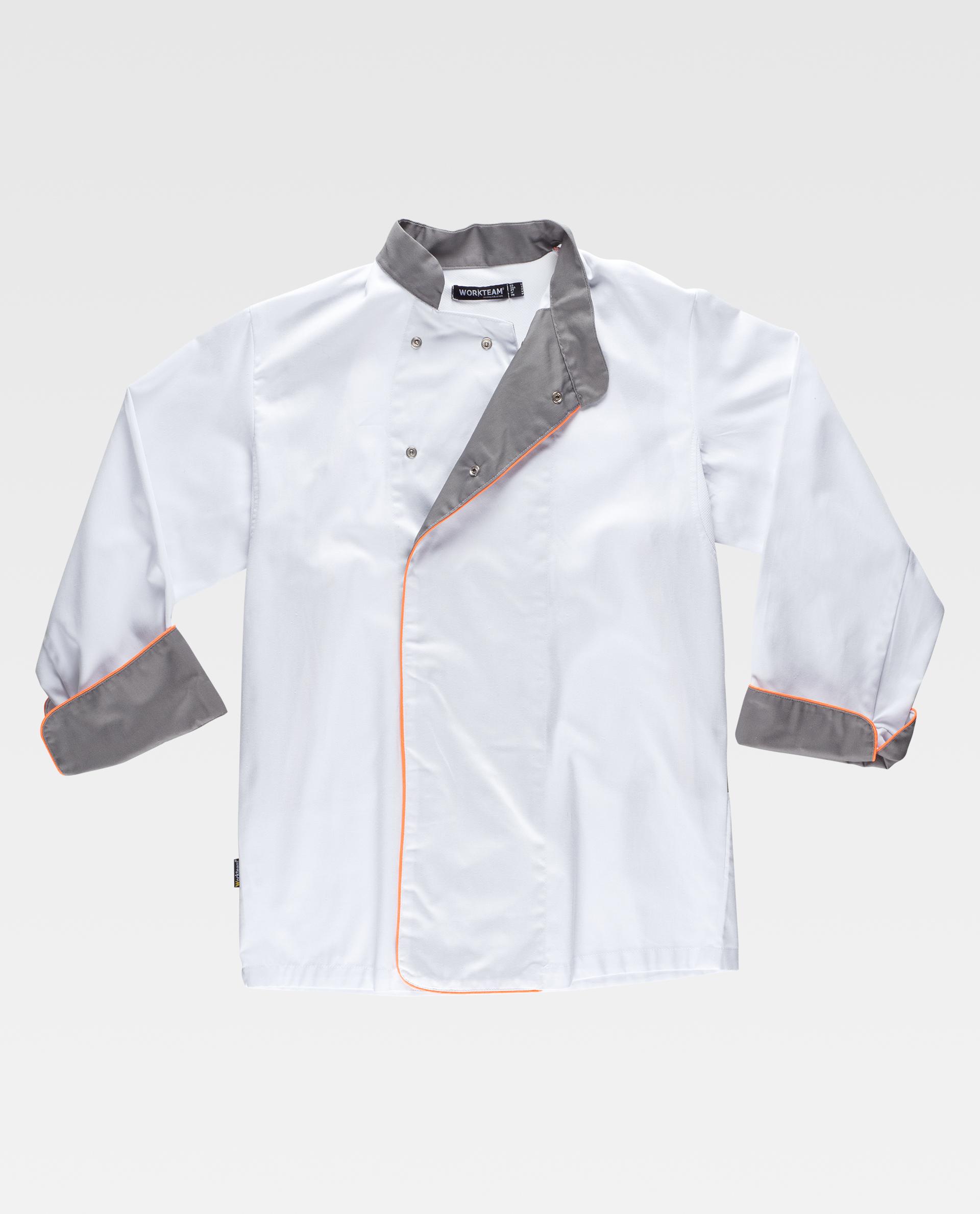 chaqueta de chef blanca con cuello y puños grises y ribete naranja sobre fondo neutro