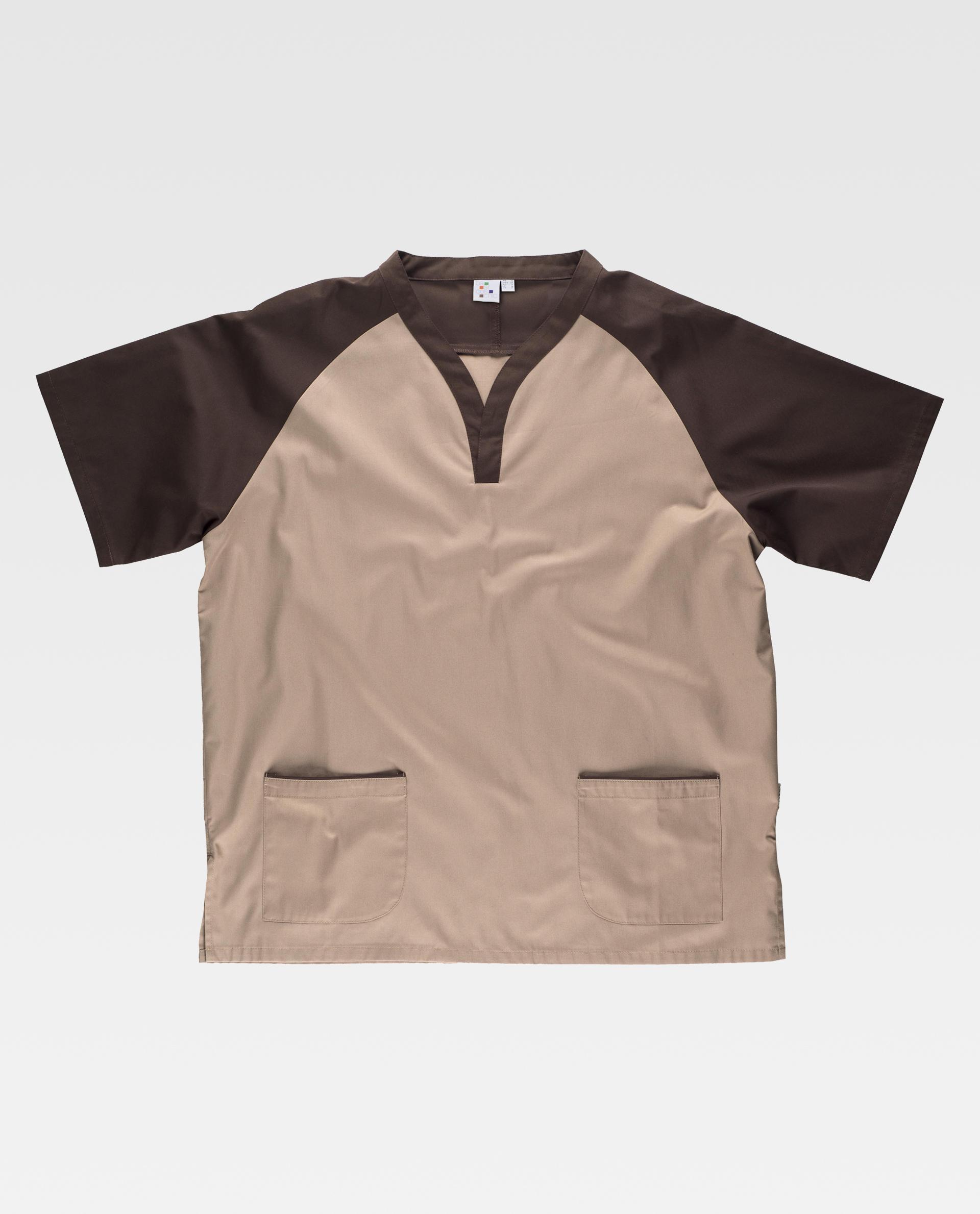 Camiseta sanitaria de manga corta en tonos beige y marrón con dos bolsillos frontales.