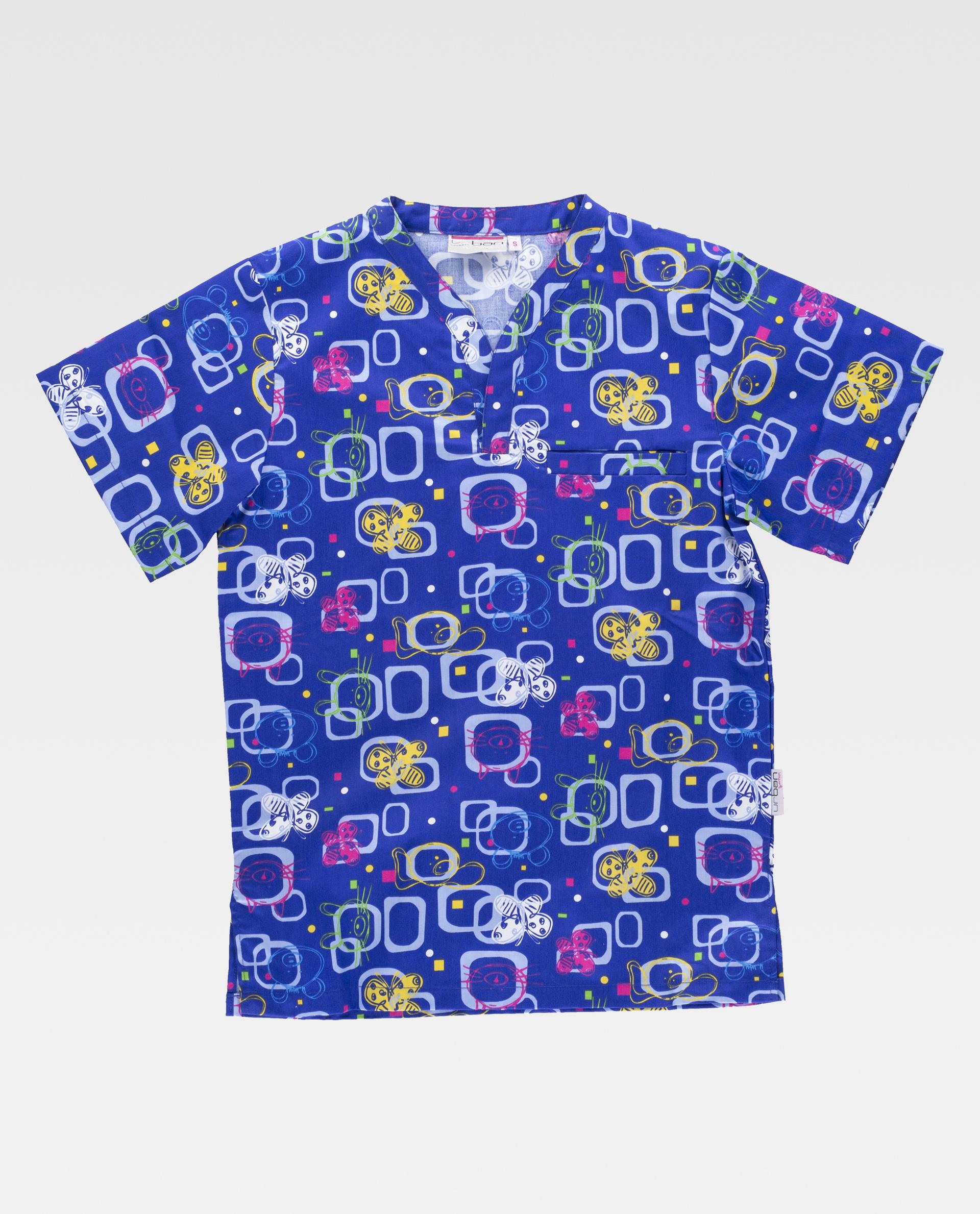 Camiseta sanitaria azul con estampado de mariposas y formas geométricas multicolor