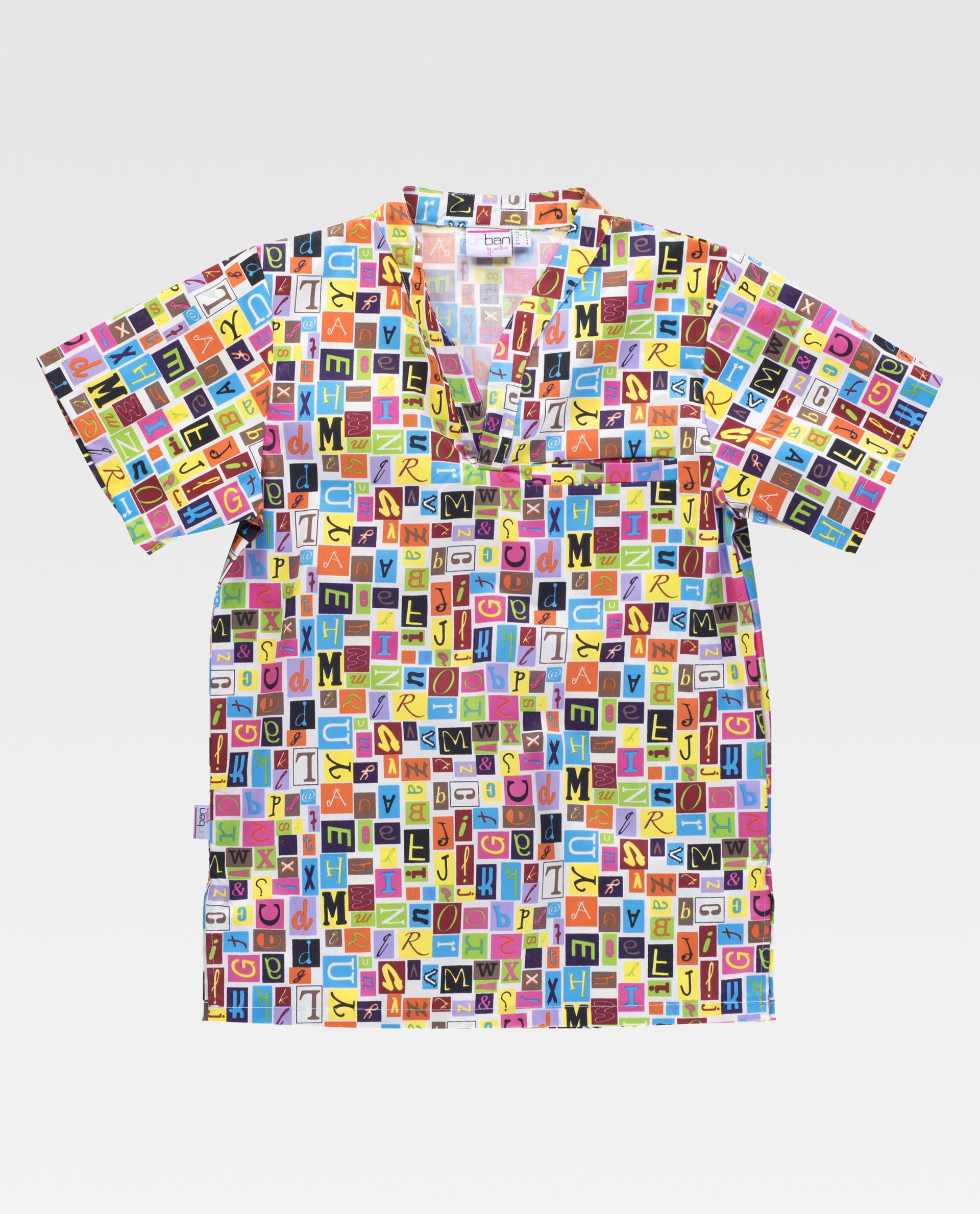 blusa sanitaria de manga corta con estampado multicolor de letras y cuadrados