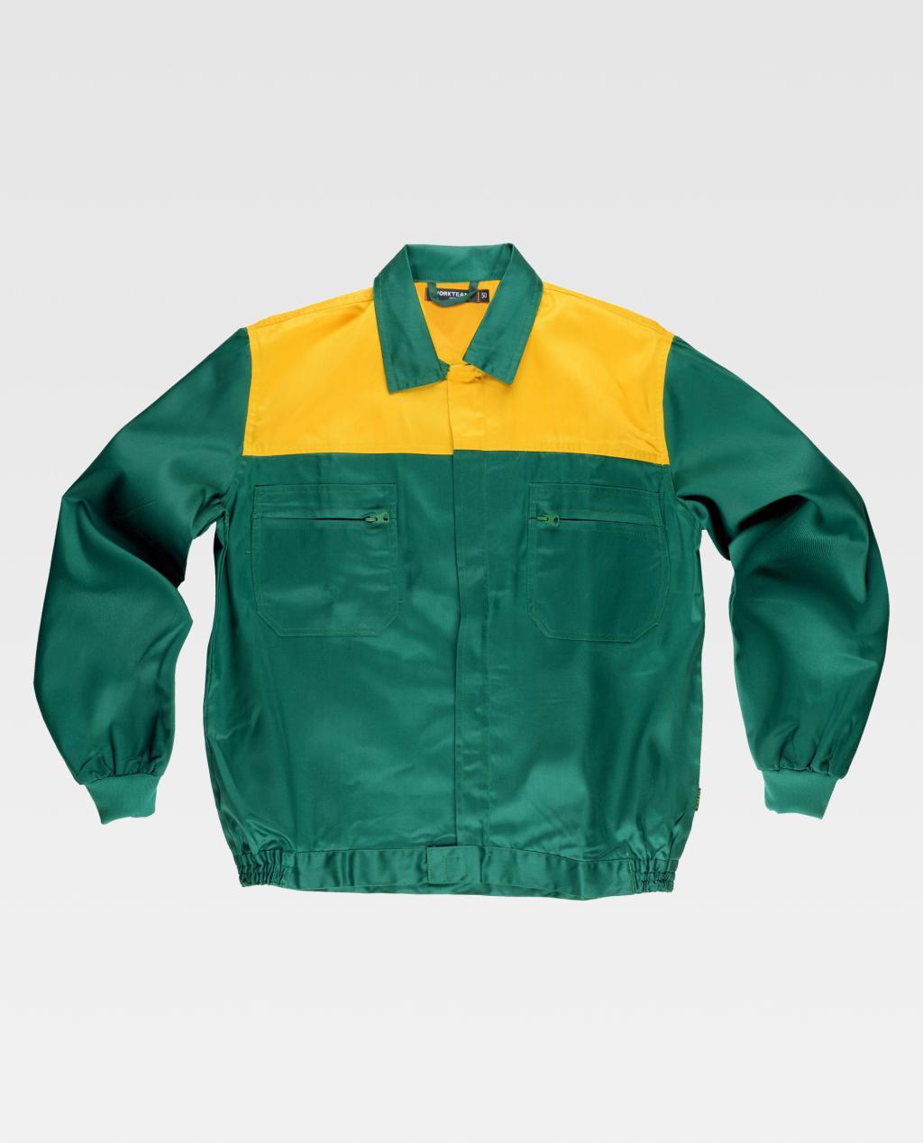 Chaqueta de trabajo verde con panel amarillo en la parte superior, bolsillos frontales y cierre central.
