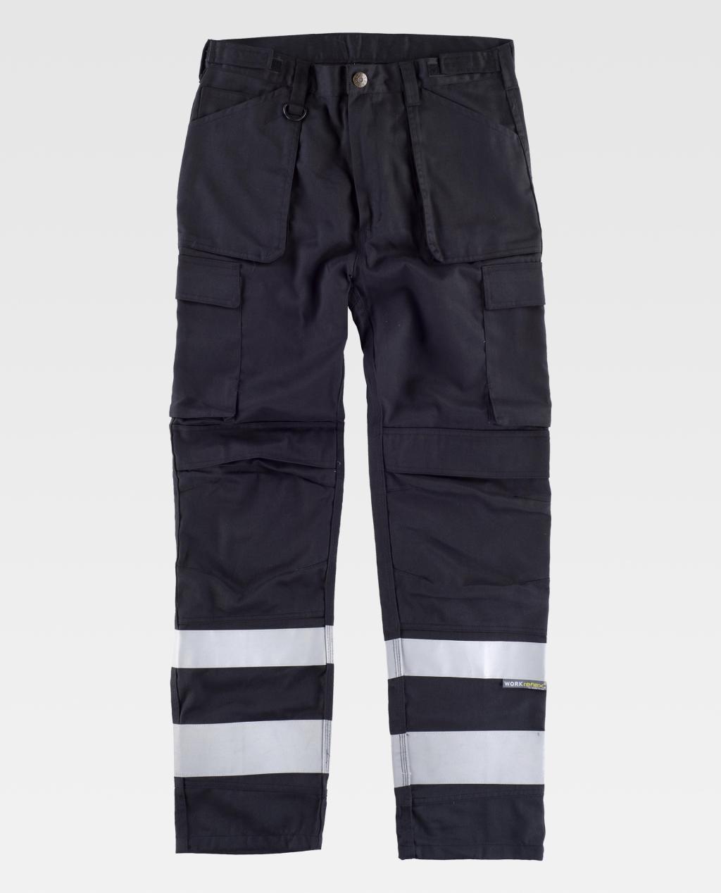 pantalones de trabajo negros con bolsillos laterales y bandas reflectantes en los bajos