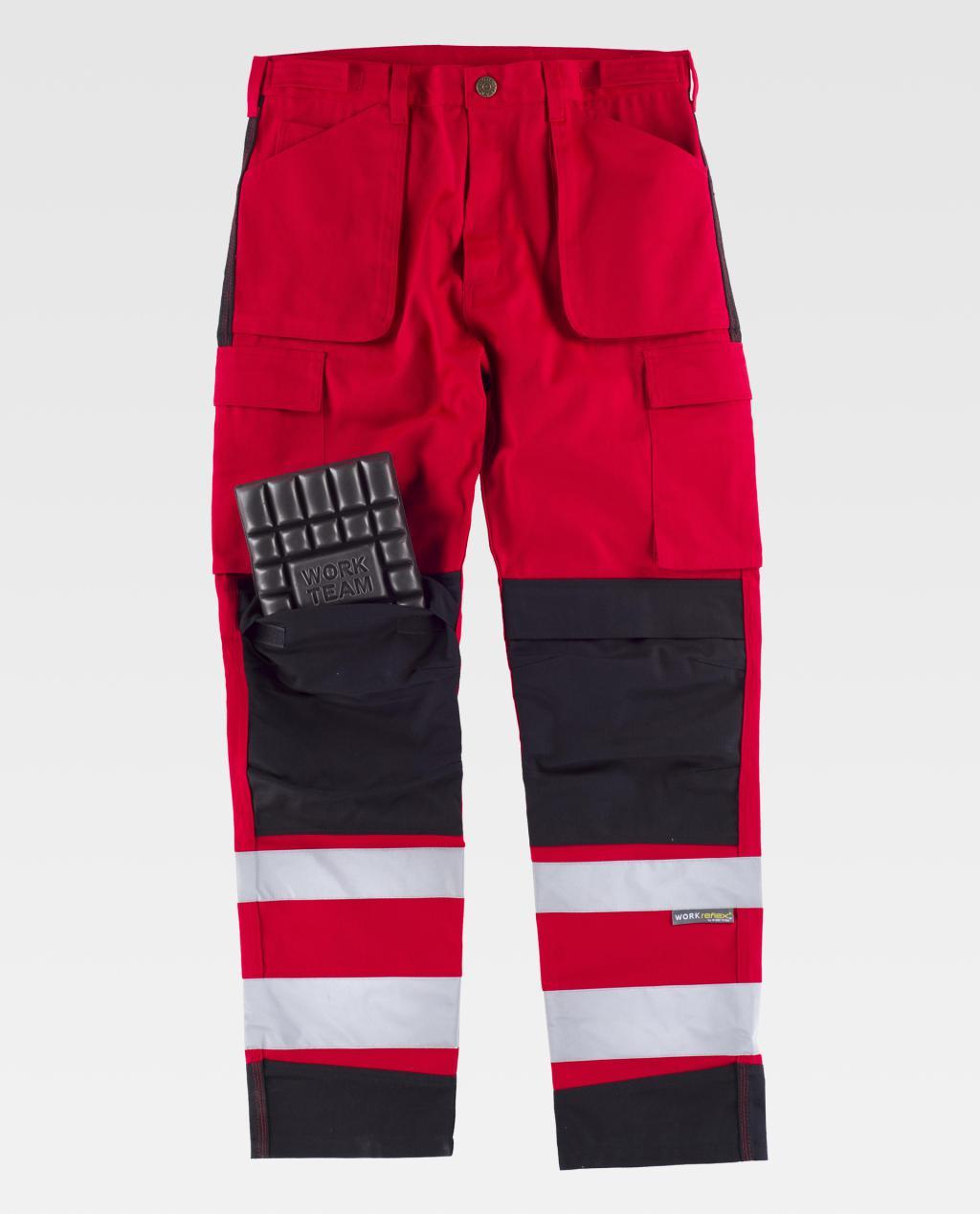 Pantalón de trabajo rojo y negro con bolsillos laterales, bandas reflectantes en las piernas y rodillera extraíble.