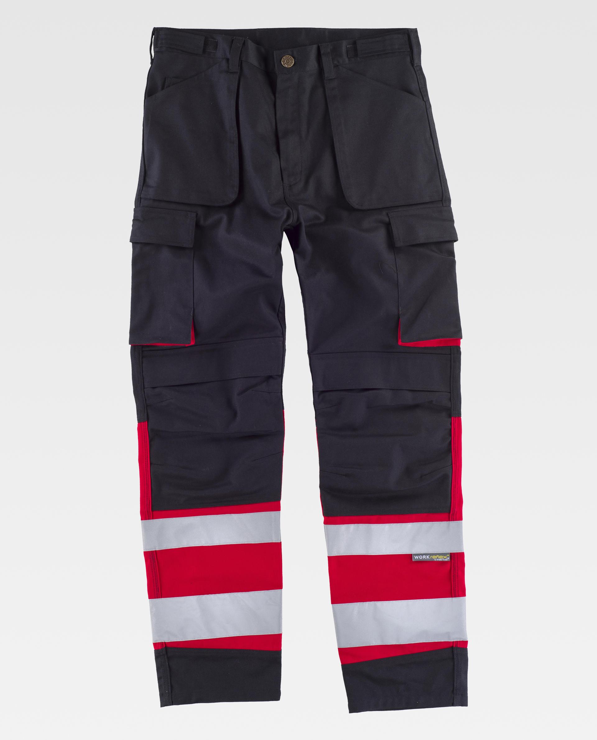 Pantalones de trabajo negros con refuerzos rojos, bandas reflectantes en las perneras y múltiples bolsillos cargo