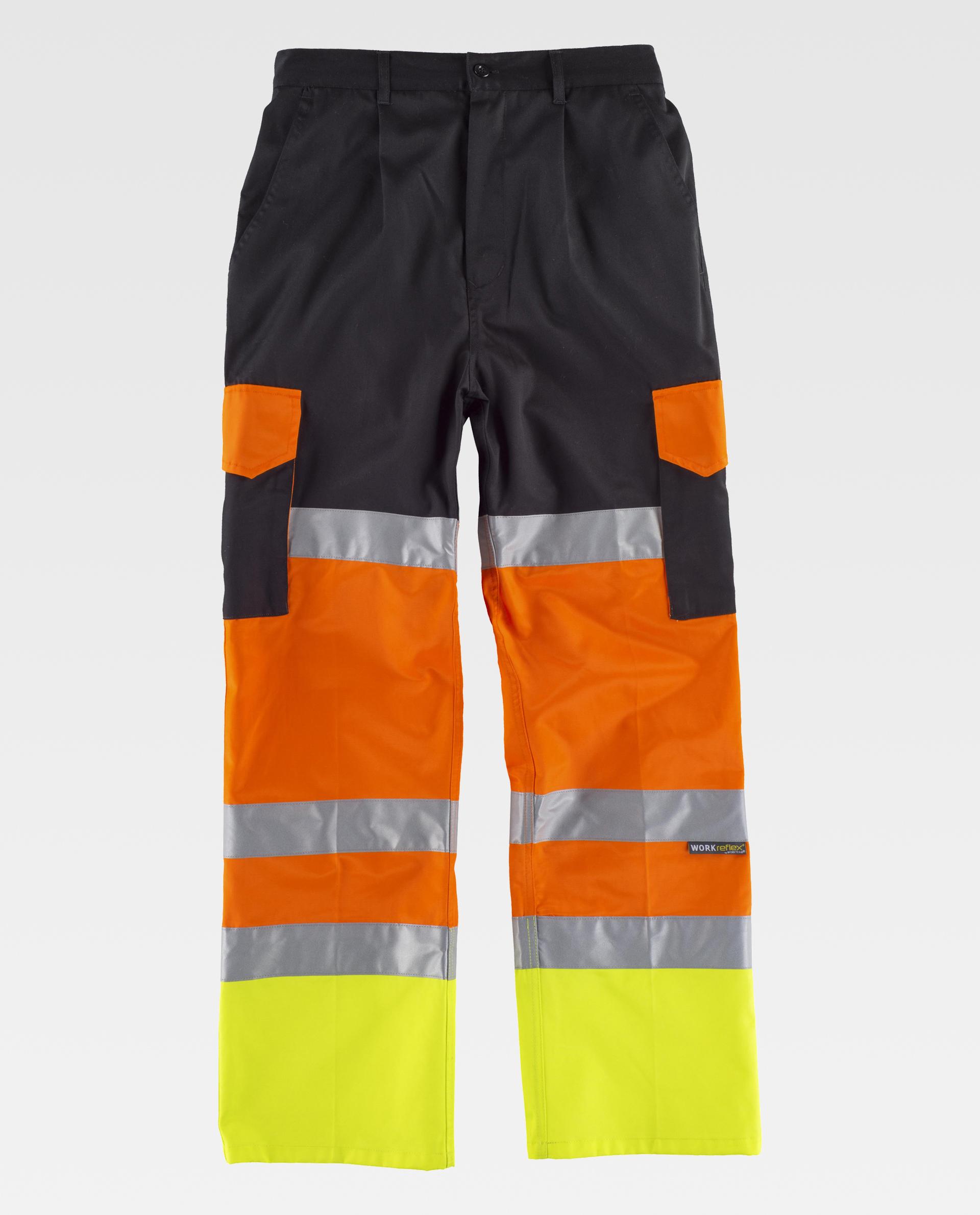 Pantalones de trabajo de alta visibilidad en negro, naranja y amarillo con bandas reflectantes.