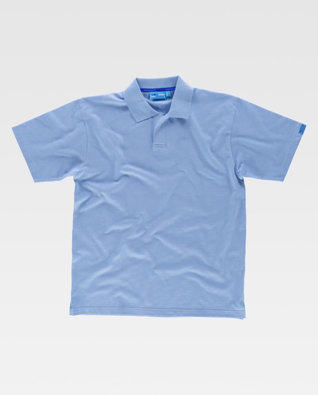 polo azul claro de manga corta sobre fondo blanco
