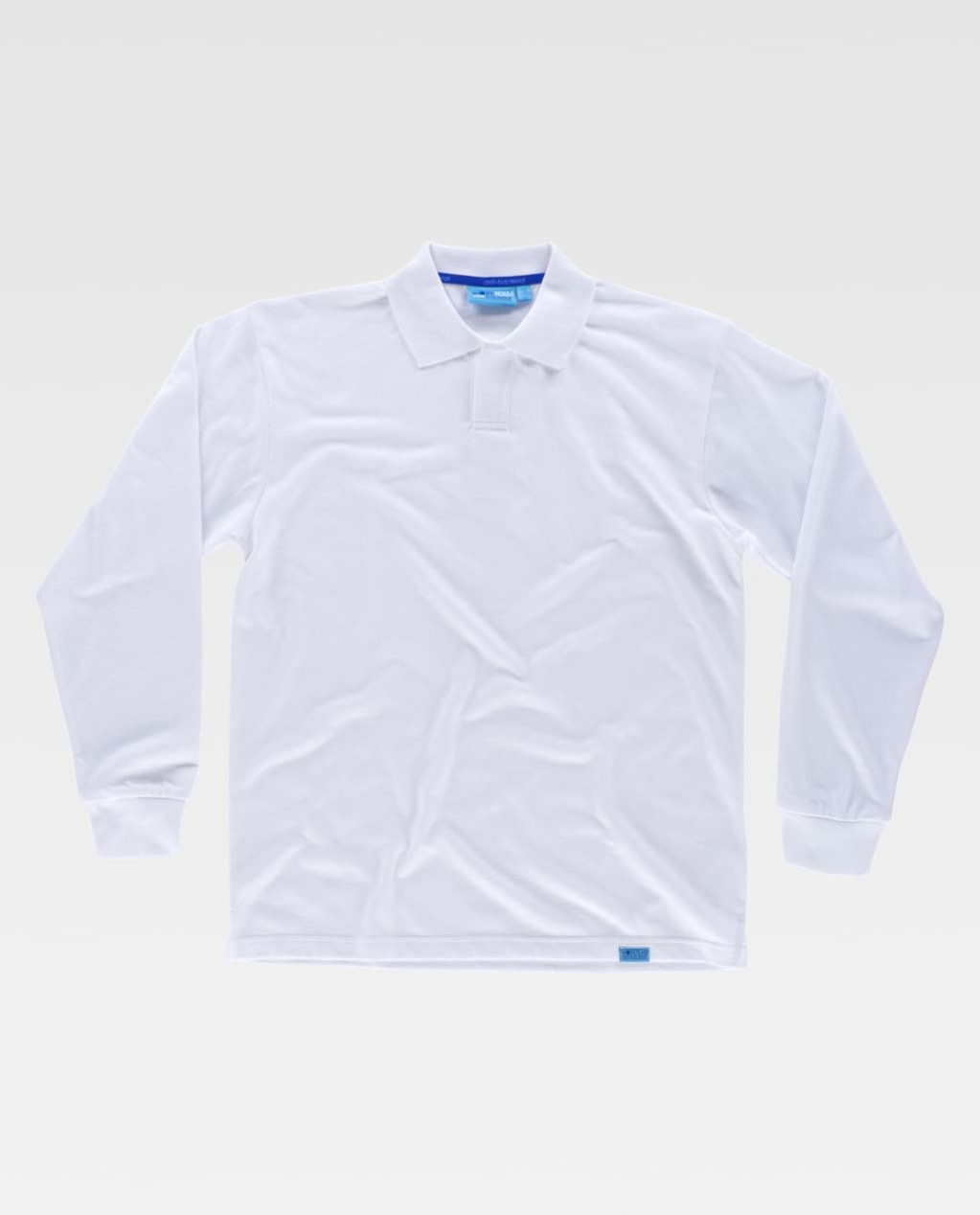 camiseta polo blanca de manga larga con cuello sobre fondo gris claro
