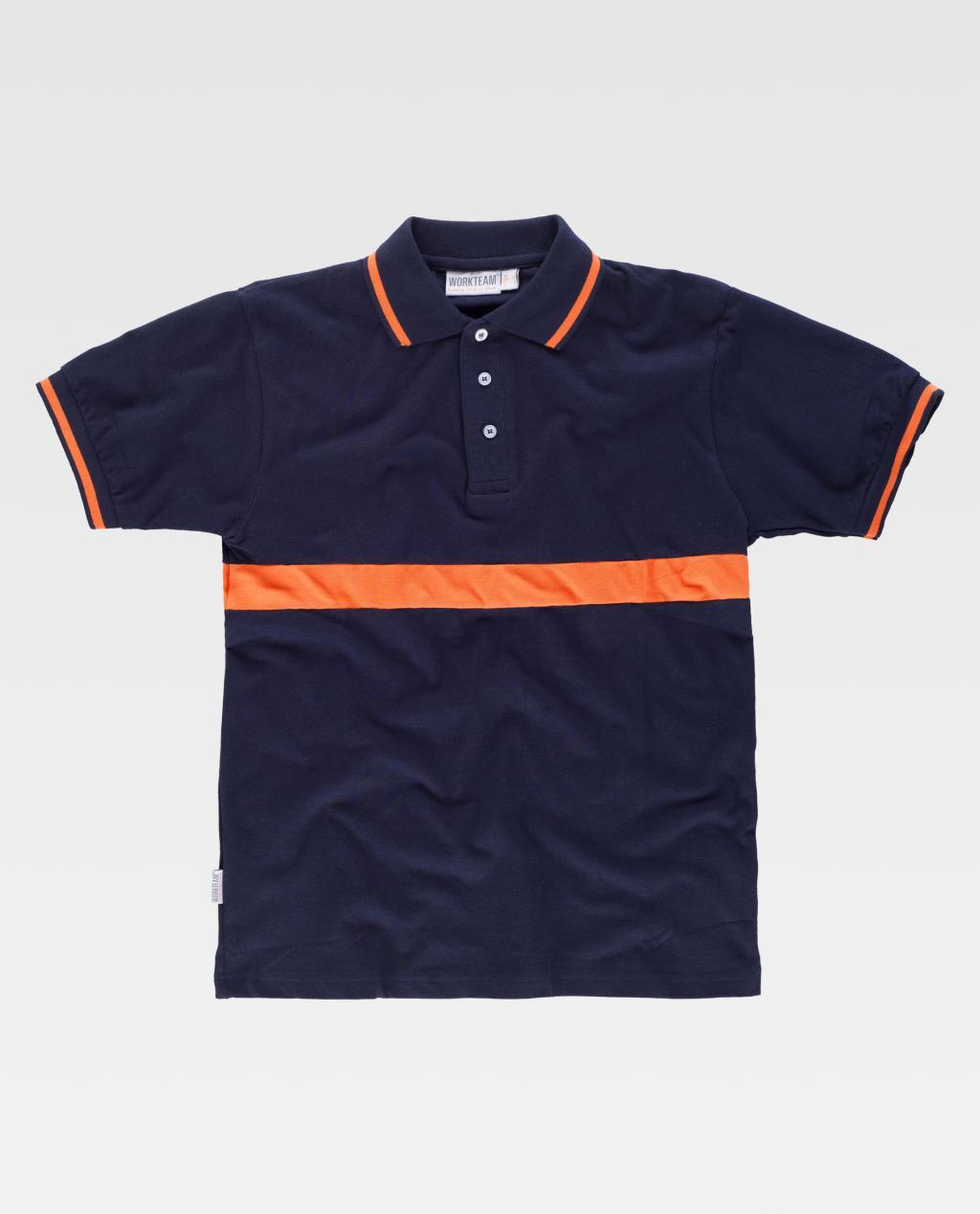 Camiseta polo azul marino con franja horizontal naranja y ribetes naranjas en cuello y mangas