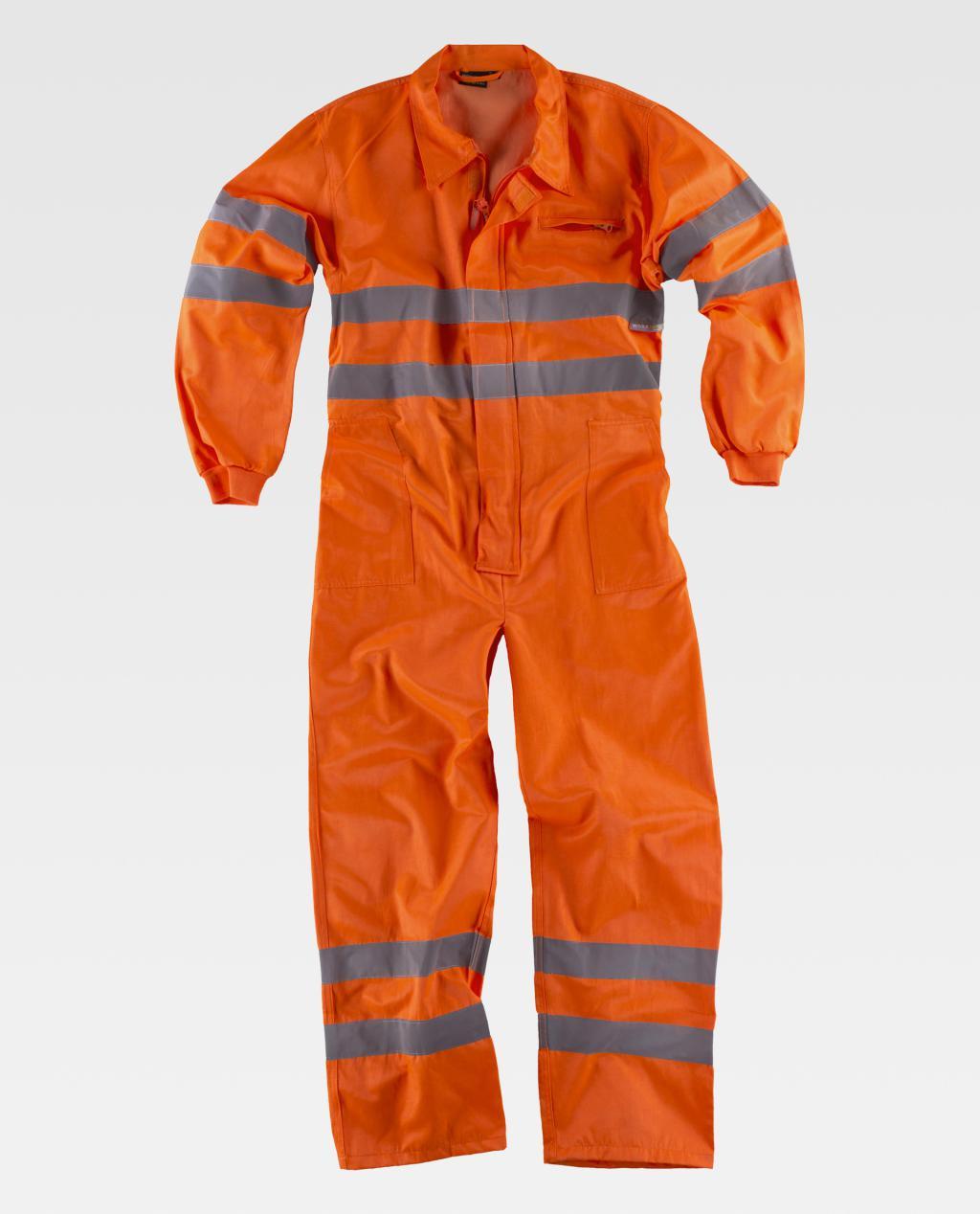 Mono de trabajo naranja con franjas reflectantes en brazos y piernas sobre fondo neutro.
