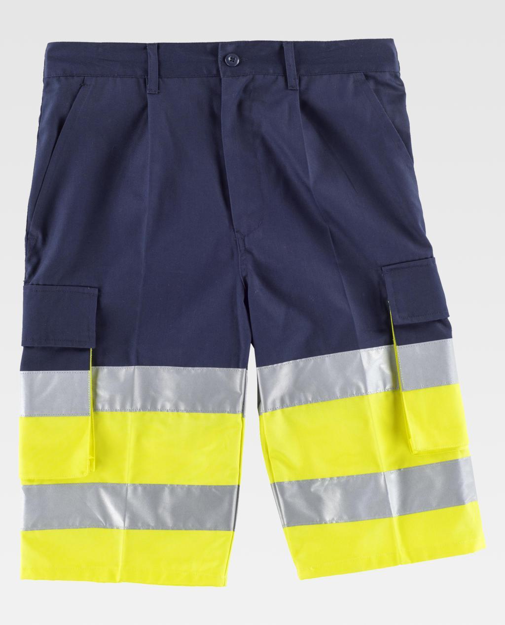 Pantalón corto de trabajo bicolor azul marino y amarillo con bandas reflectantes y bolsillos cargo.