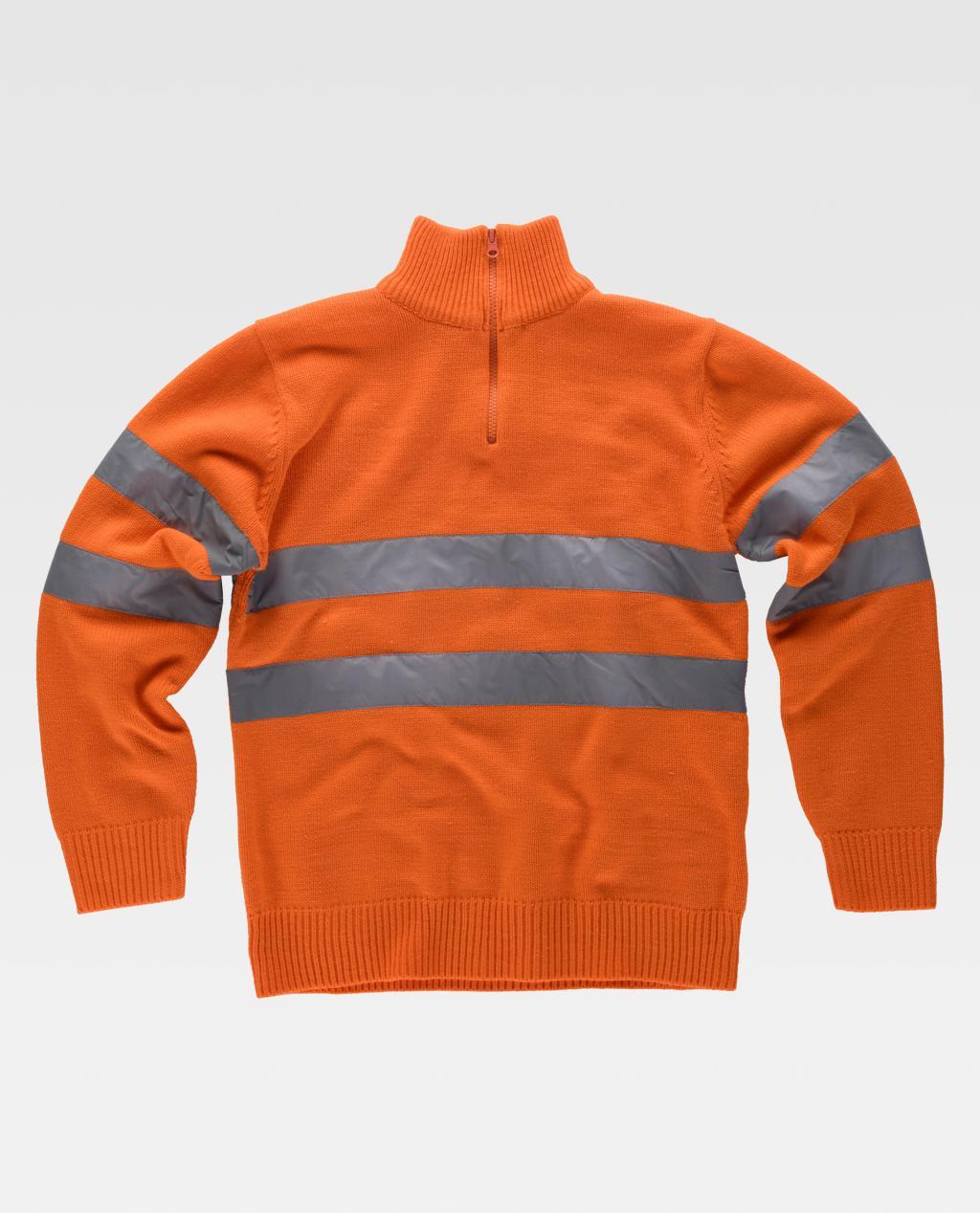Jersey de alta visibilidad naranja con cremallera corta y dos franjas reflectantes grises horizontalmente.