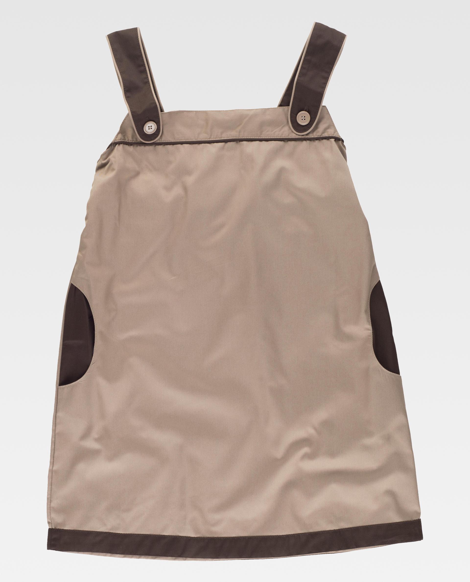 Vestido estilo peto de tela beige con detalles en marrón en los tirantes, los bolsillos laterales y el bajo.