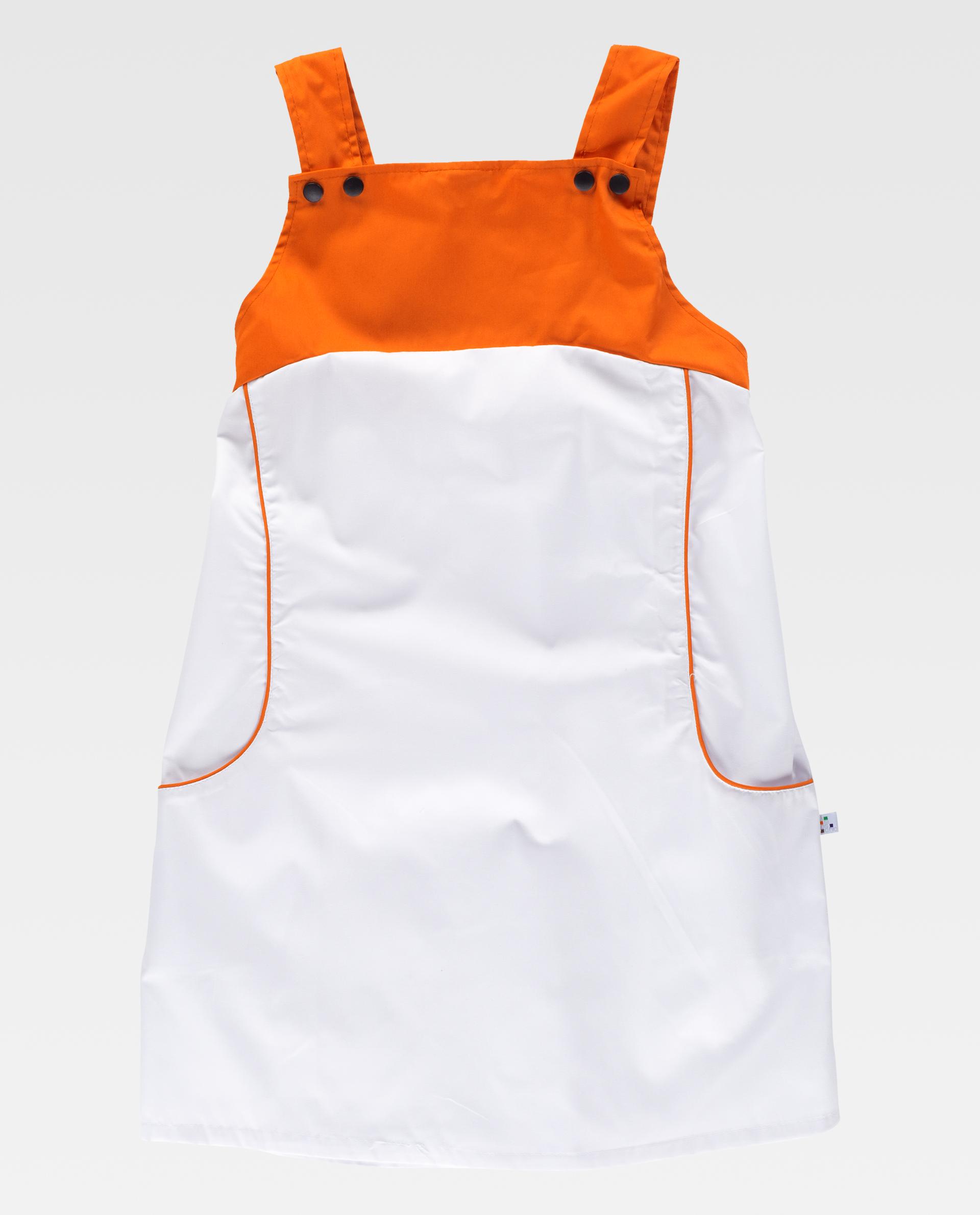 peto blanco con canesú y ribetes naranjas y bolsillos laterales