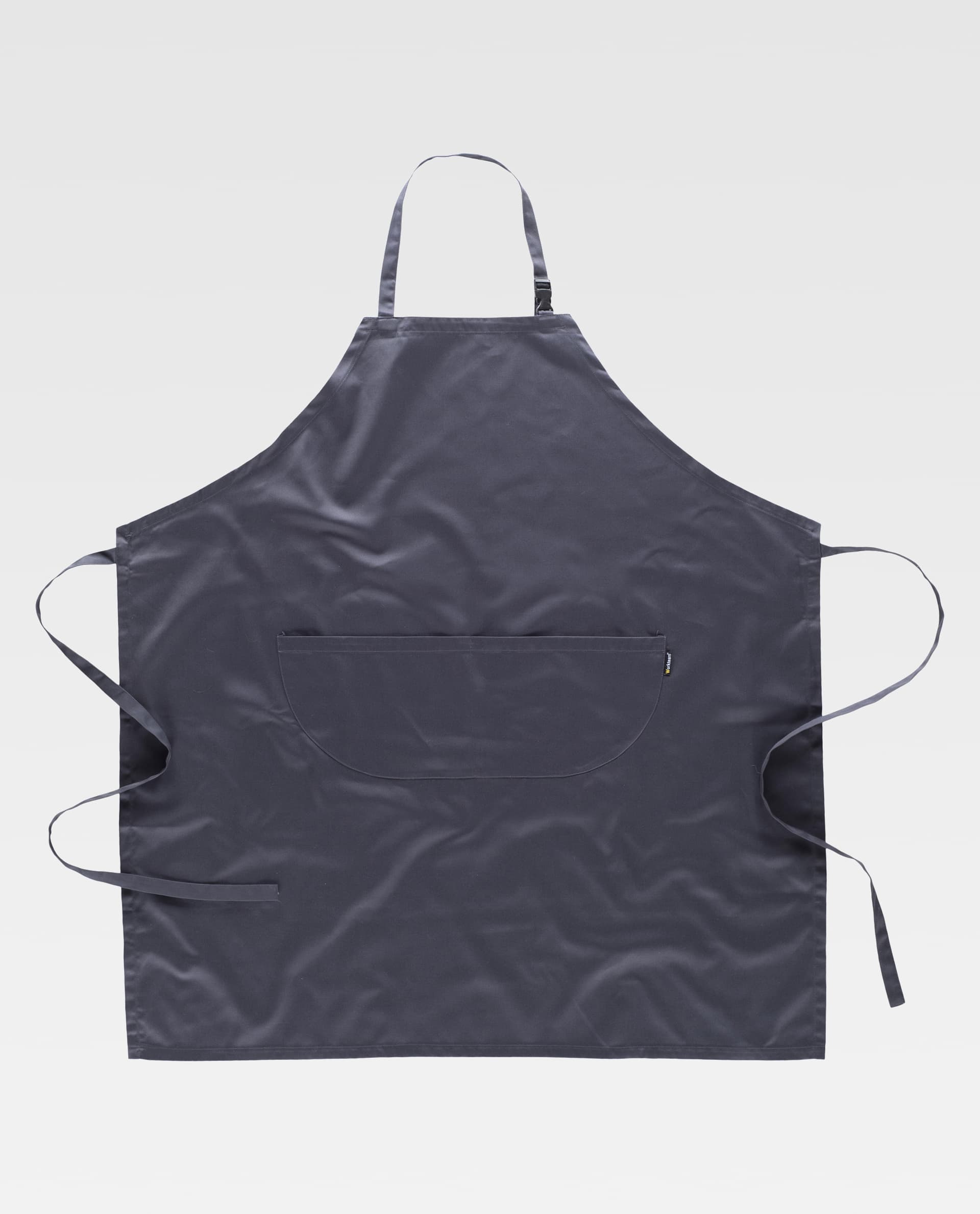Delantal gris oscuro con bolsillo frontal amplio colocado sobre fondo blanco.