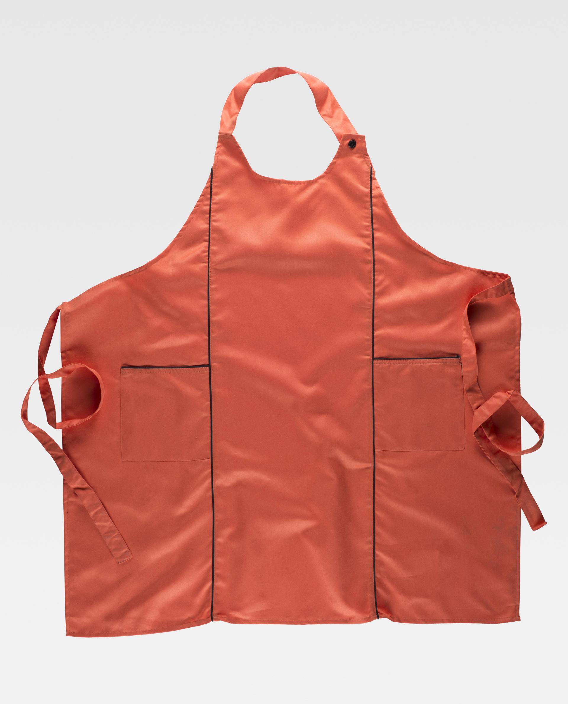 delantal de cocina naranja con dos bolsillos y tiras para atar sobre fondo claro