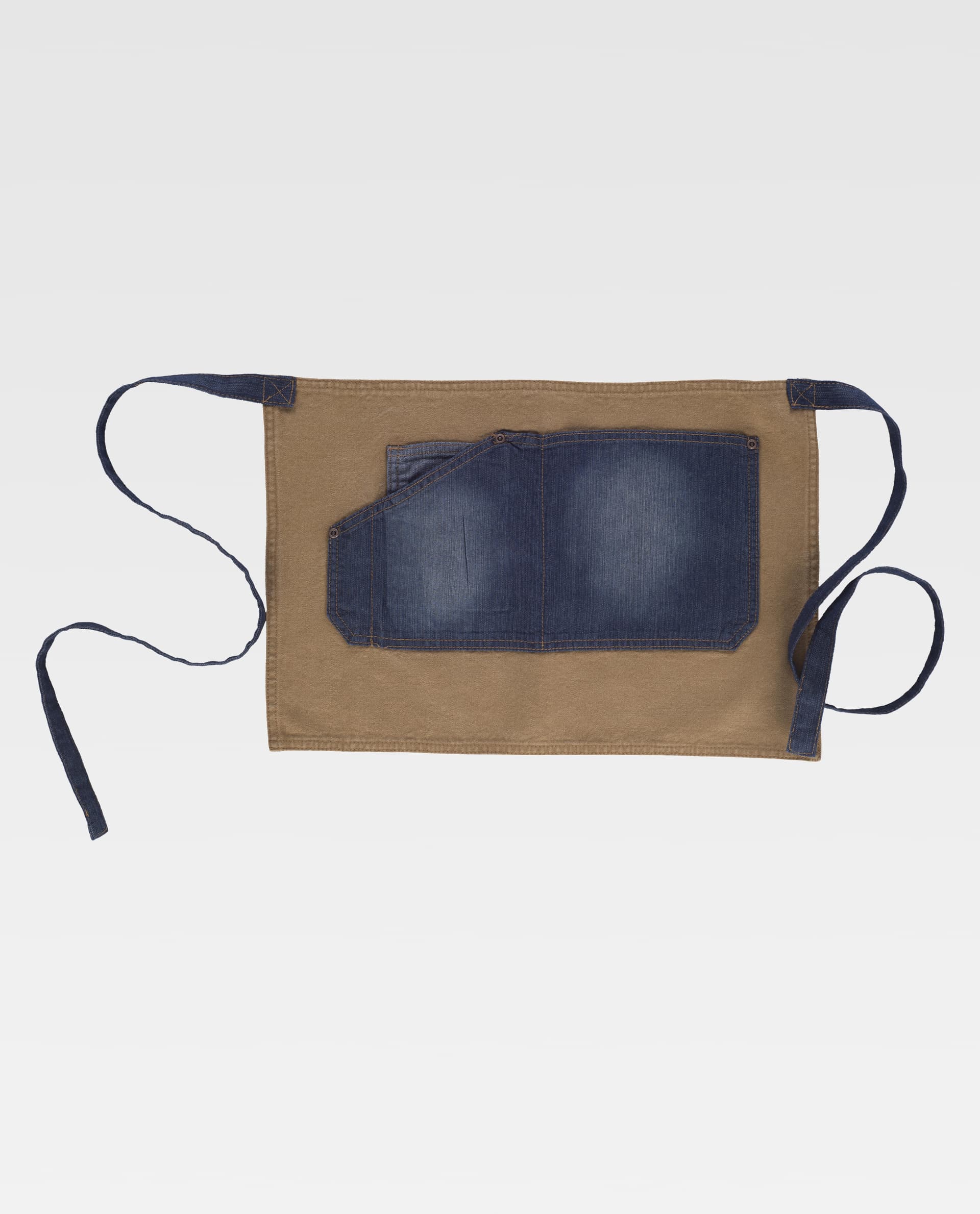 Delantal corto de lona marrón con bolsillo frontal de tejido vaquero azul y cintas para atar.