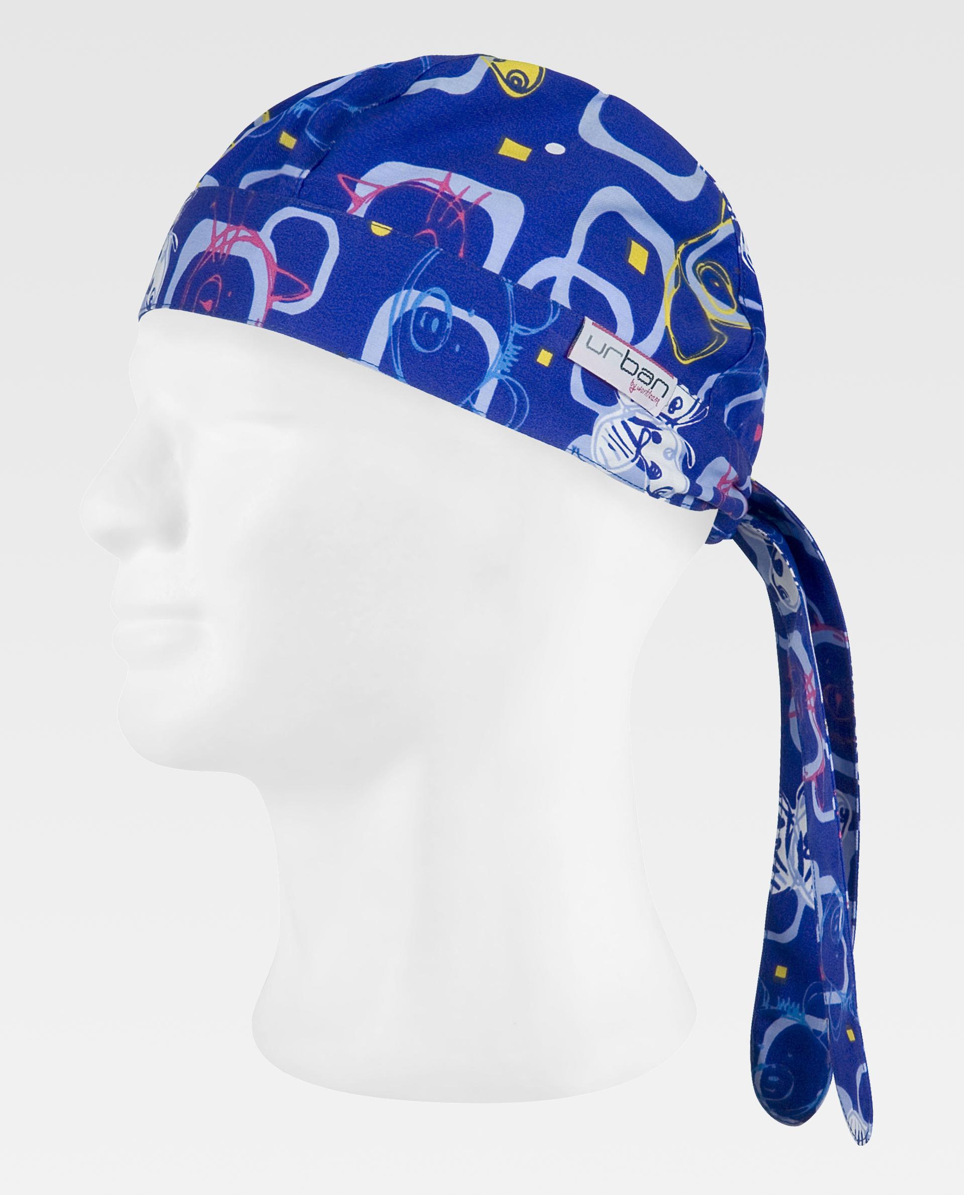 gorro sanitario azul con estampado geométrico y lazo posterior sobre maniquí blanco