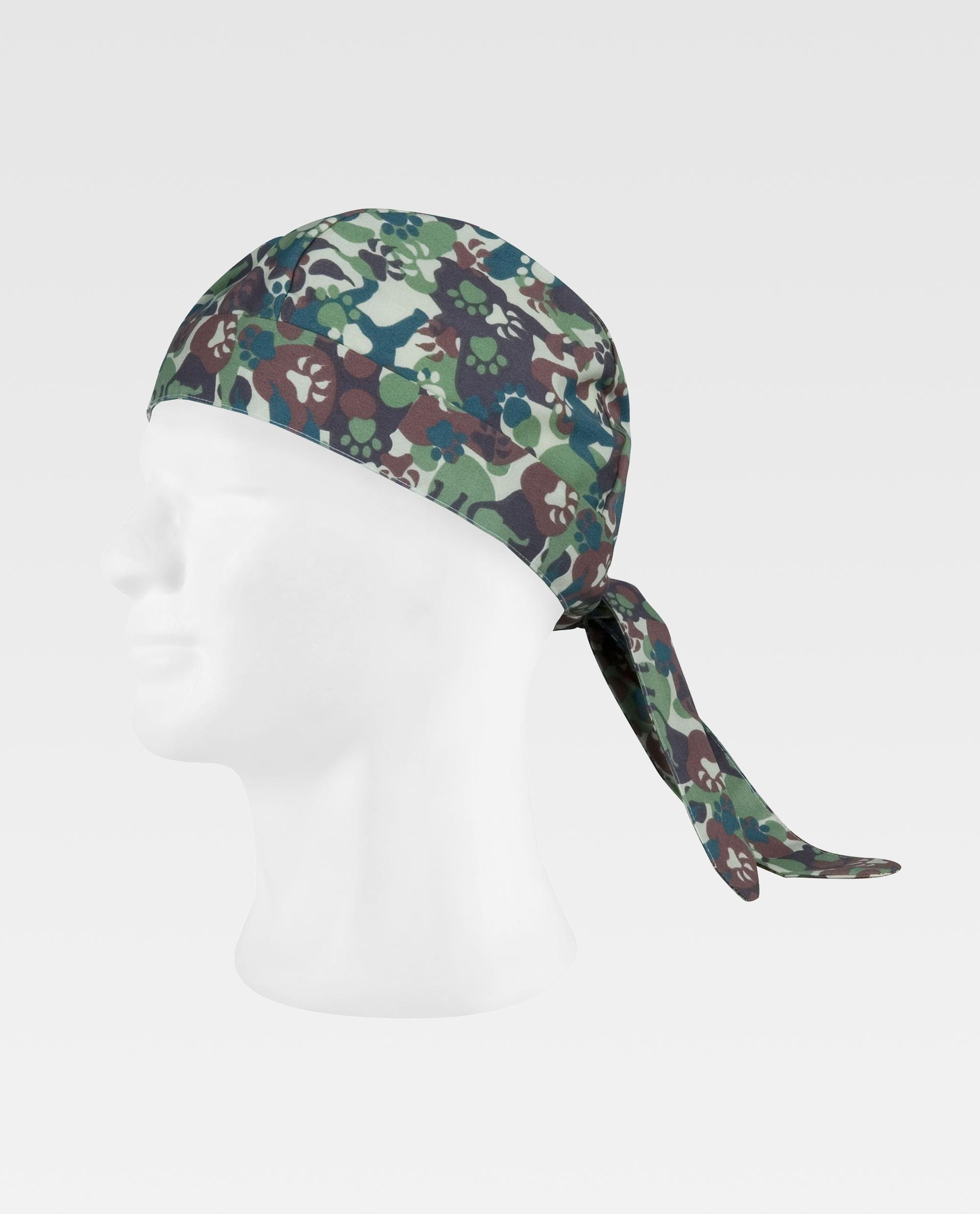 bandana con estampado de camuflaje en tonos verdes y marrones y huellas de patas anudada en un maniquí blanco