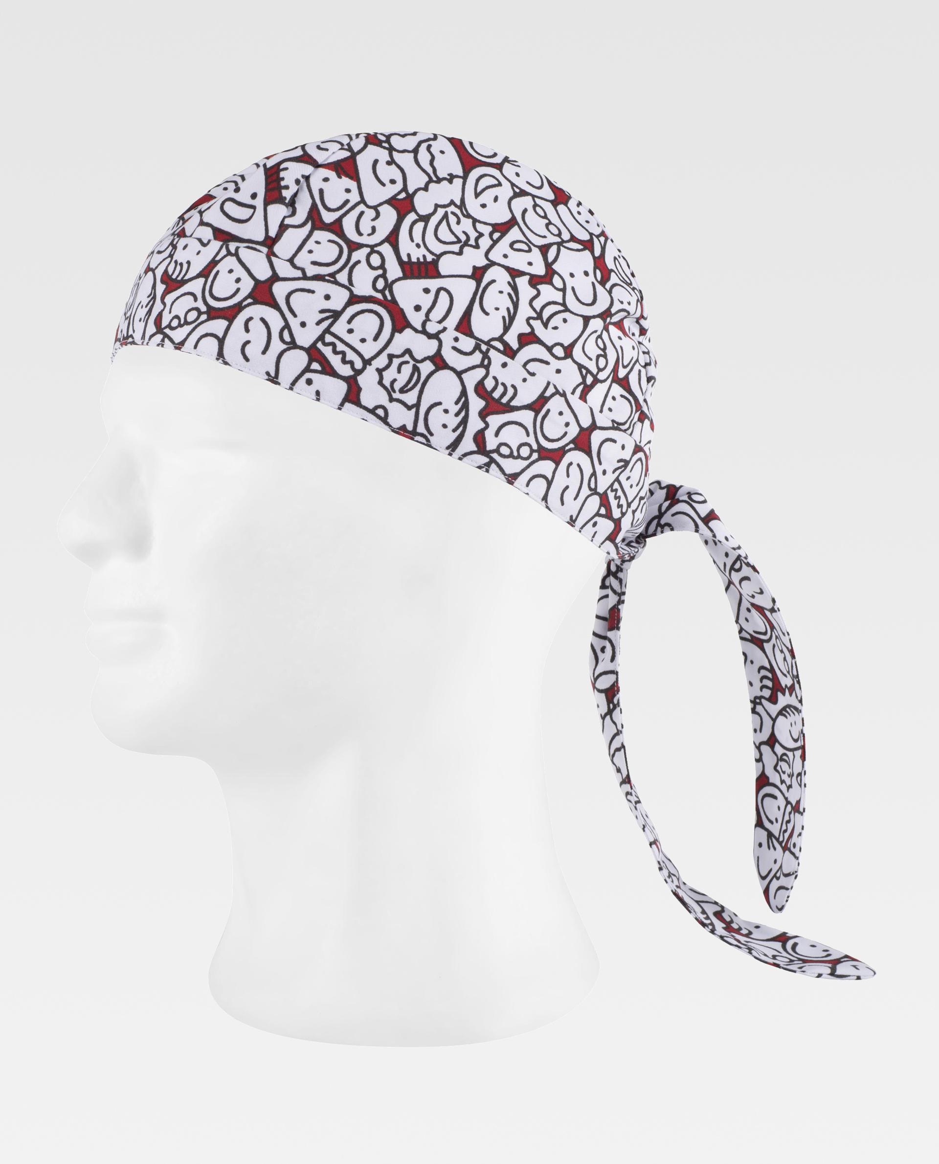 gorro quirúrgico blanco con estampado de caras sonrientes en negro y rojo atado en la nuca sobre un maniquí blanco