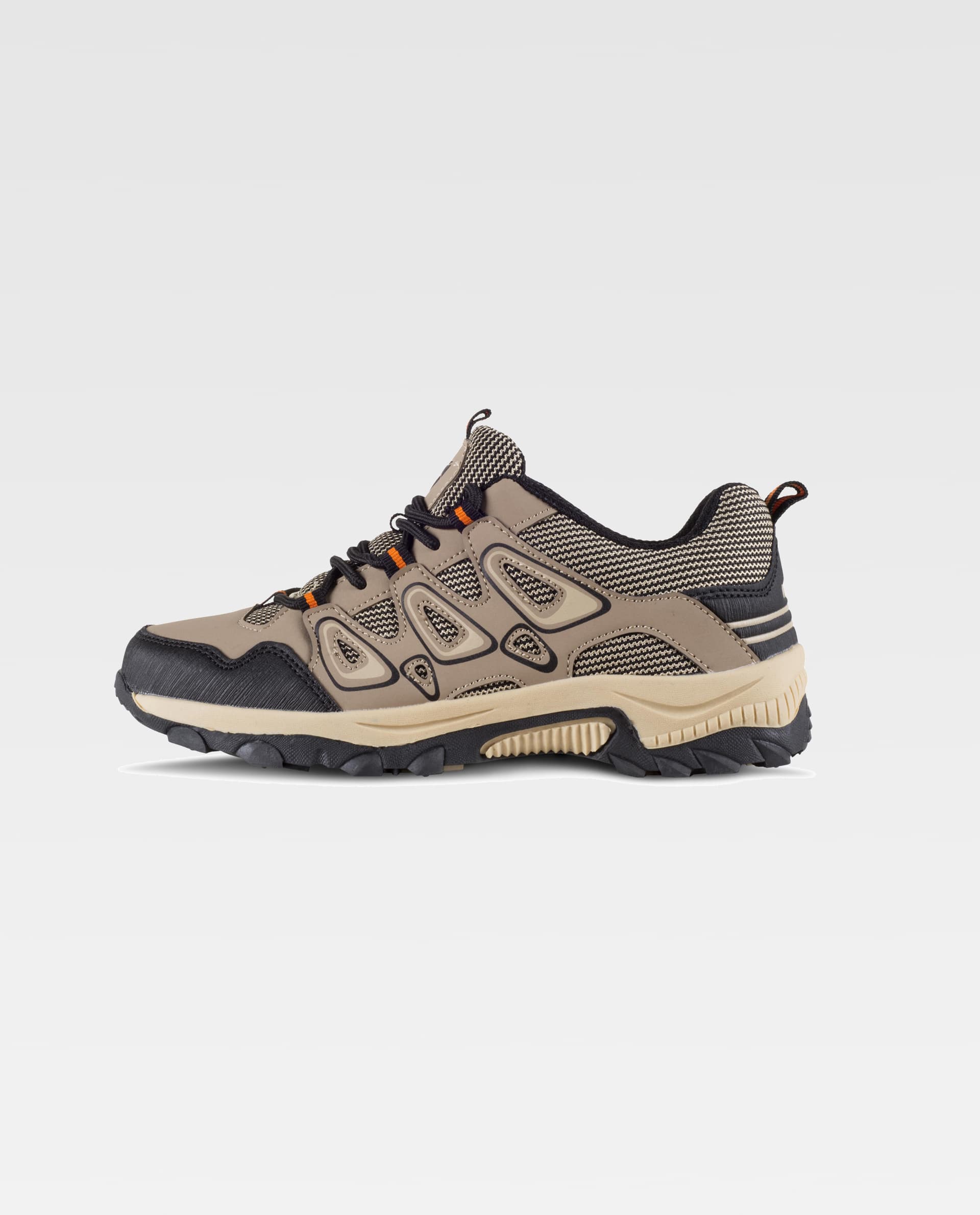 Zapatilla de trekking beige y negra con suela de goma sobre fondo blanco