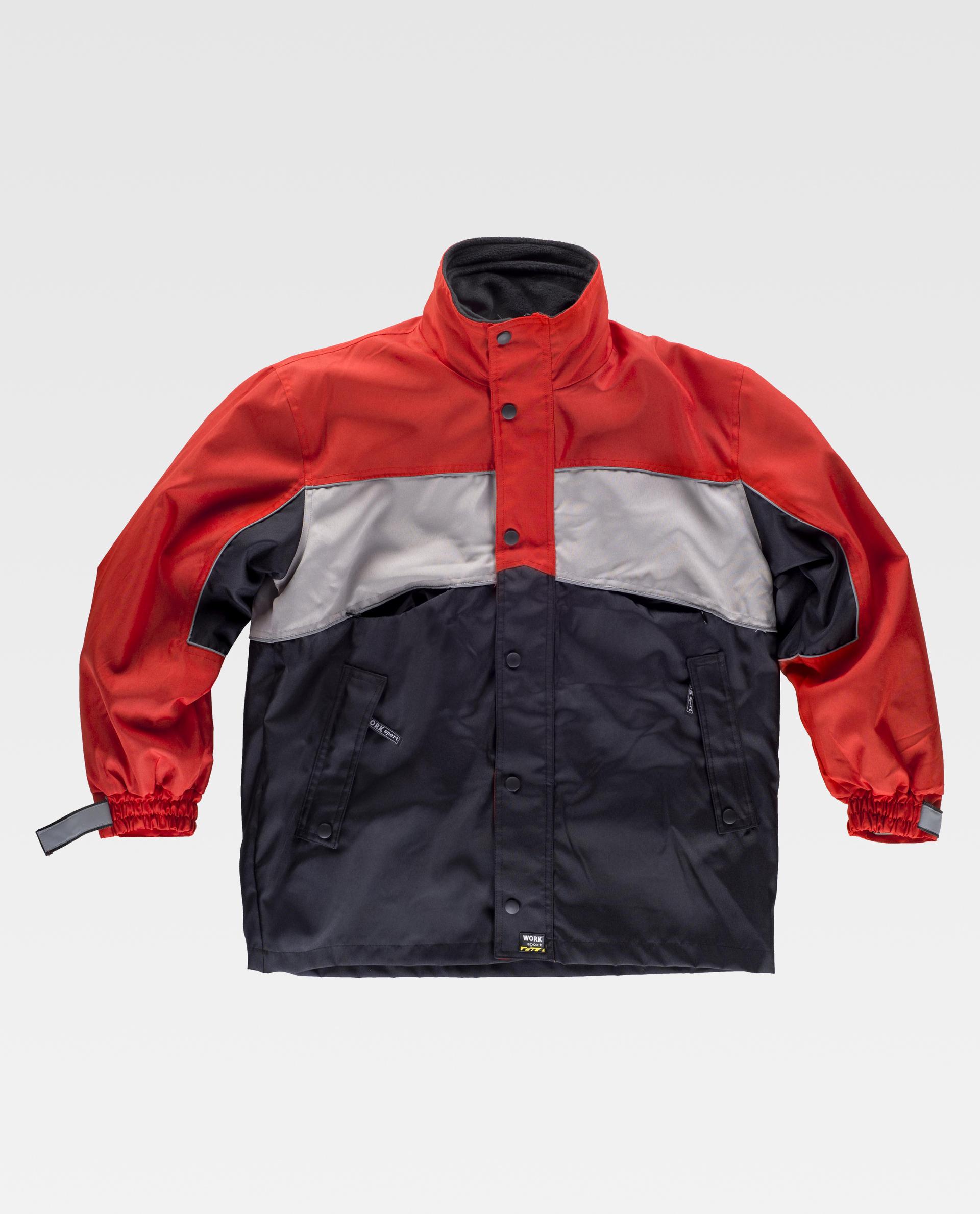 Chaqueta de trabajo impermeable en rojo, gris reflectante y negro con cierre de botones y bolsillos laterales