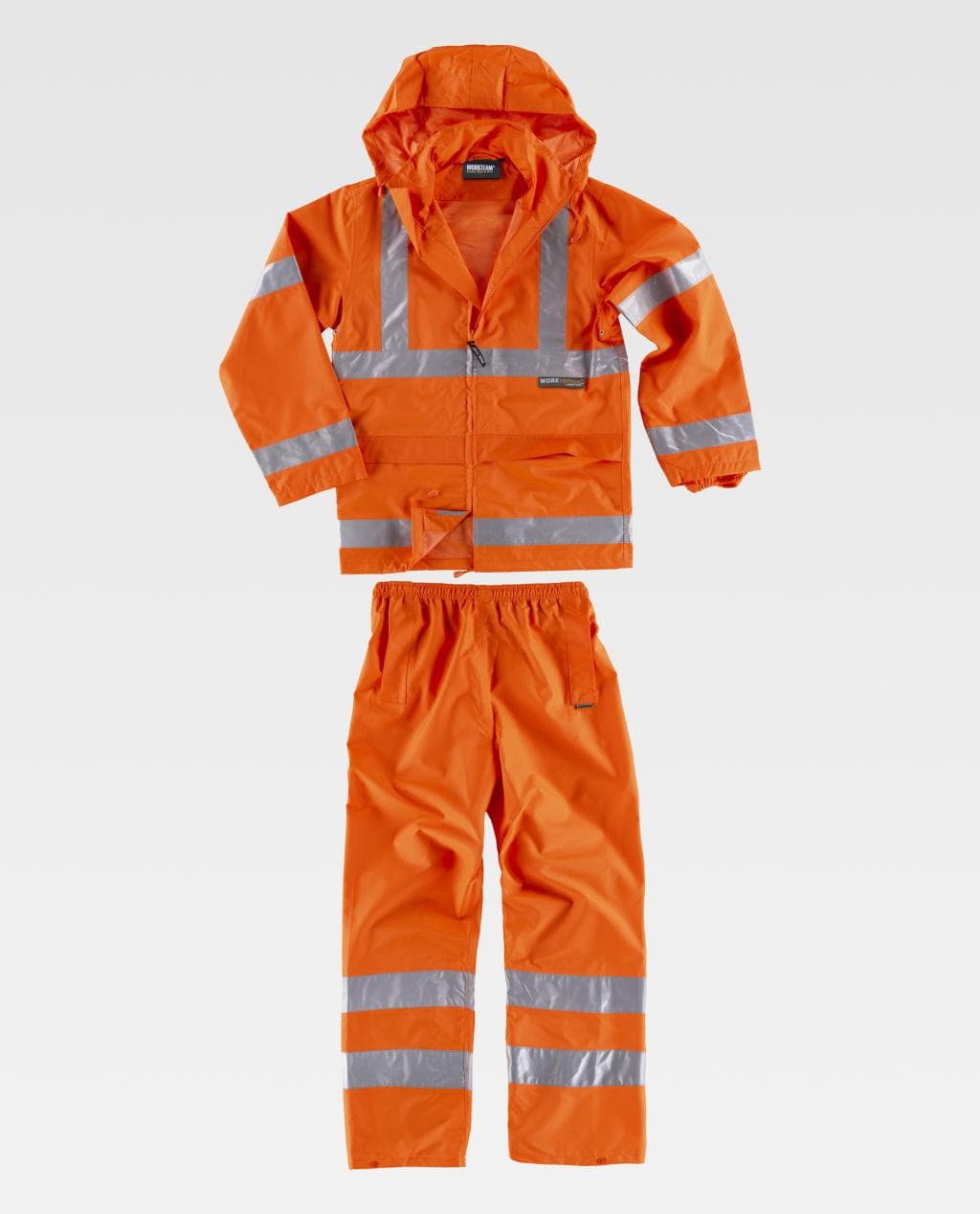 Conjunto impermeable naranja de alta visibilidad con franjas reflectantes, formado por chaqueta con capucha y pantalón.