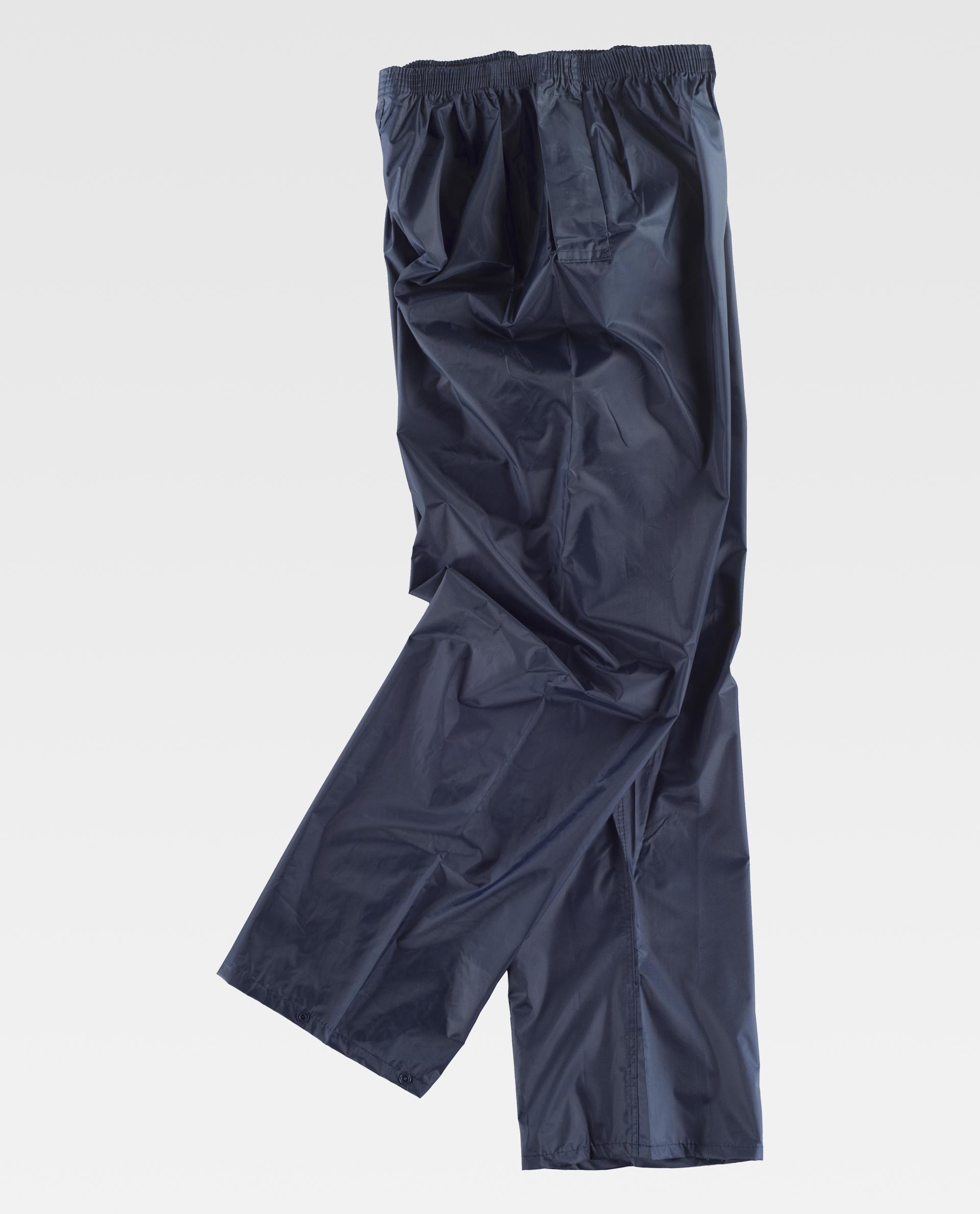 Pantalón impermeable azul marino con cintura elástica sobre fondo blanco
