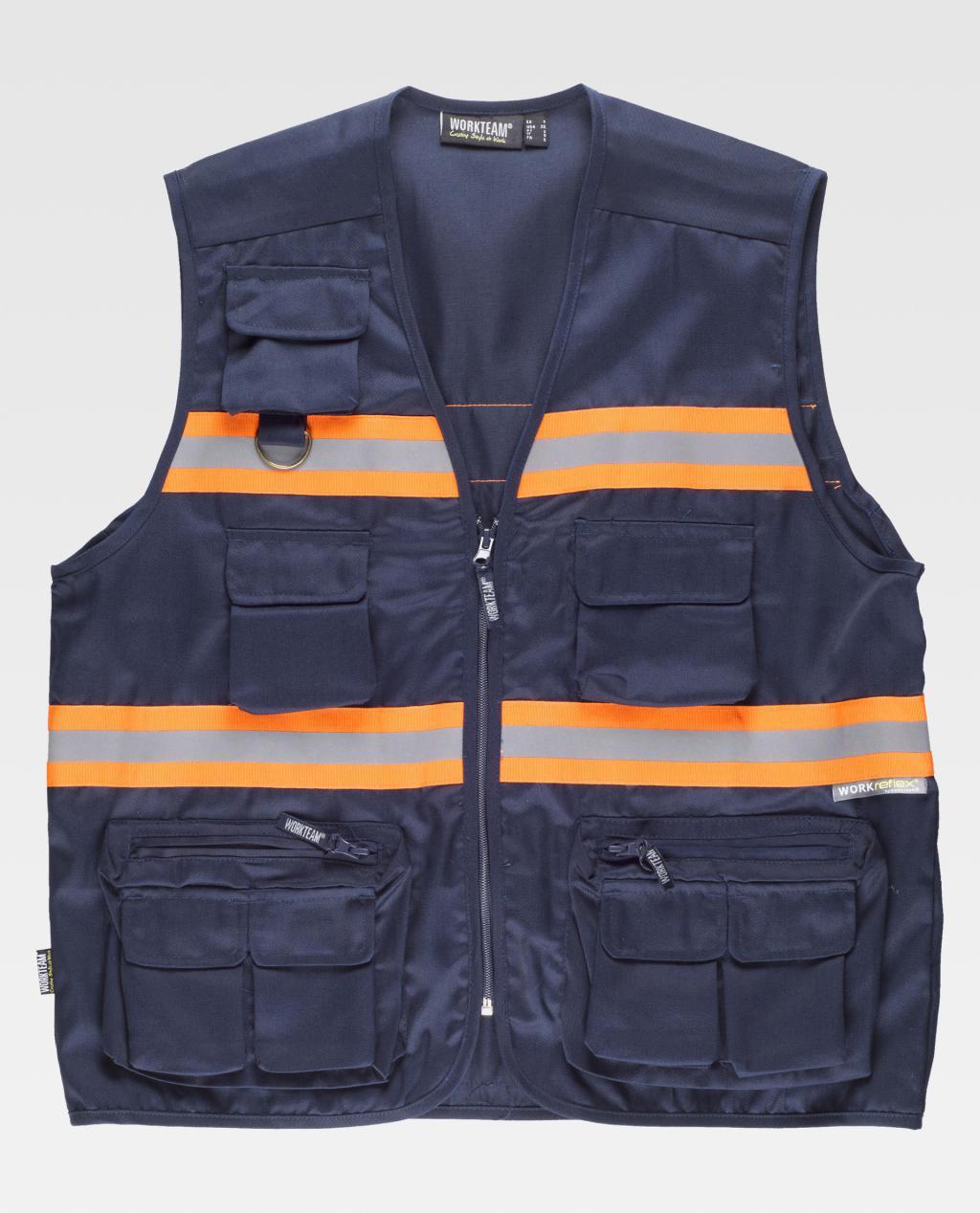 Chaleco de trabajo azul con bandas reflectantes naranjas y varios bolsillos frontales.