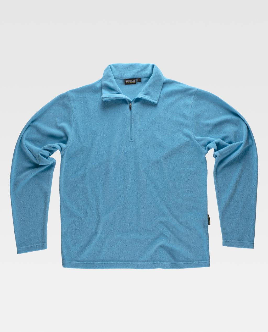 Jersey de forro polar azul claro con media cremallera y cuello alto sobre fondo blanco