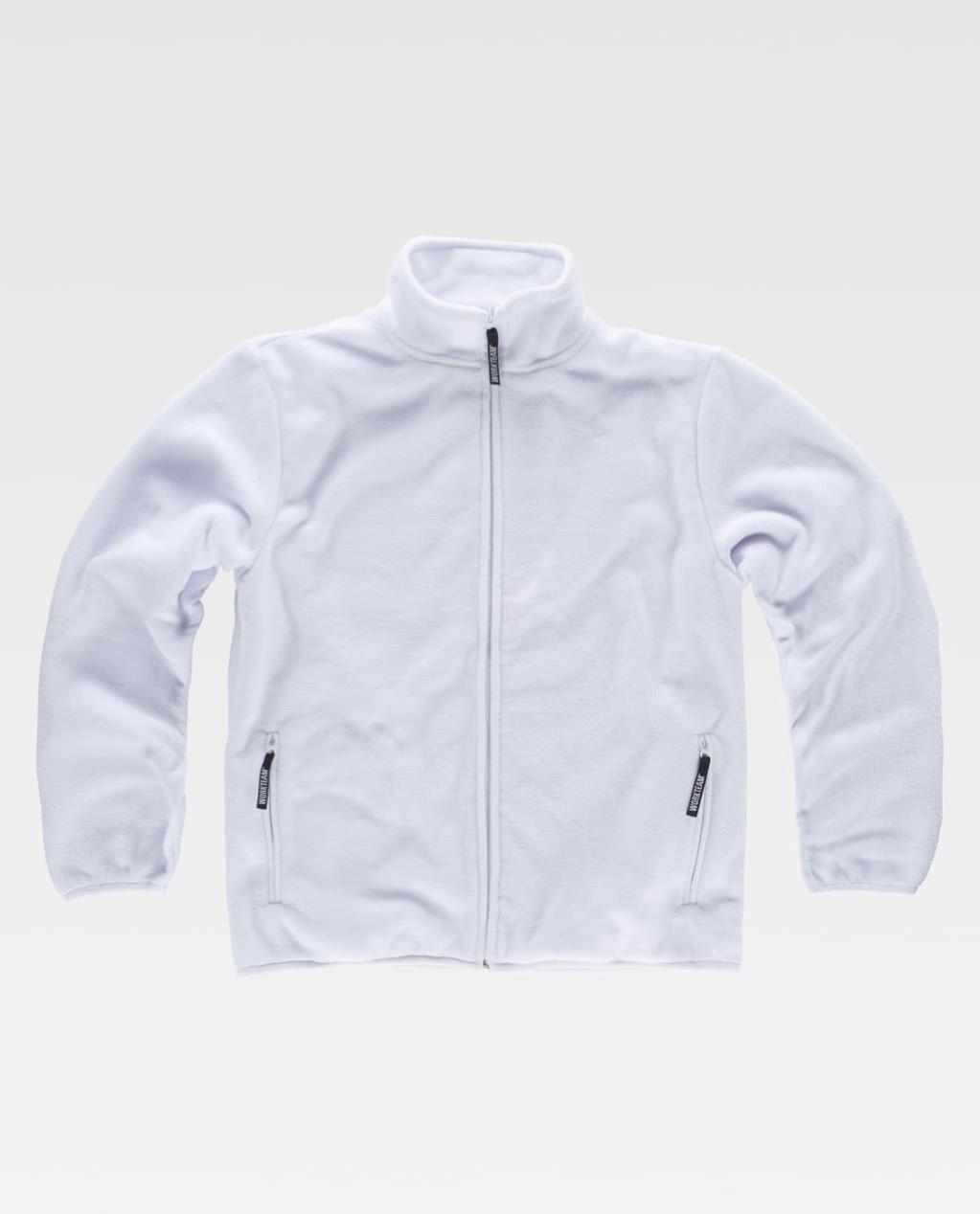Chaqueta polar blanca de manga larga con cremallera frontal y bolsillos laterales.