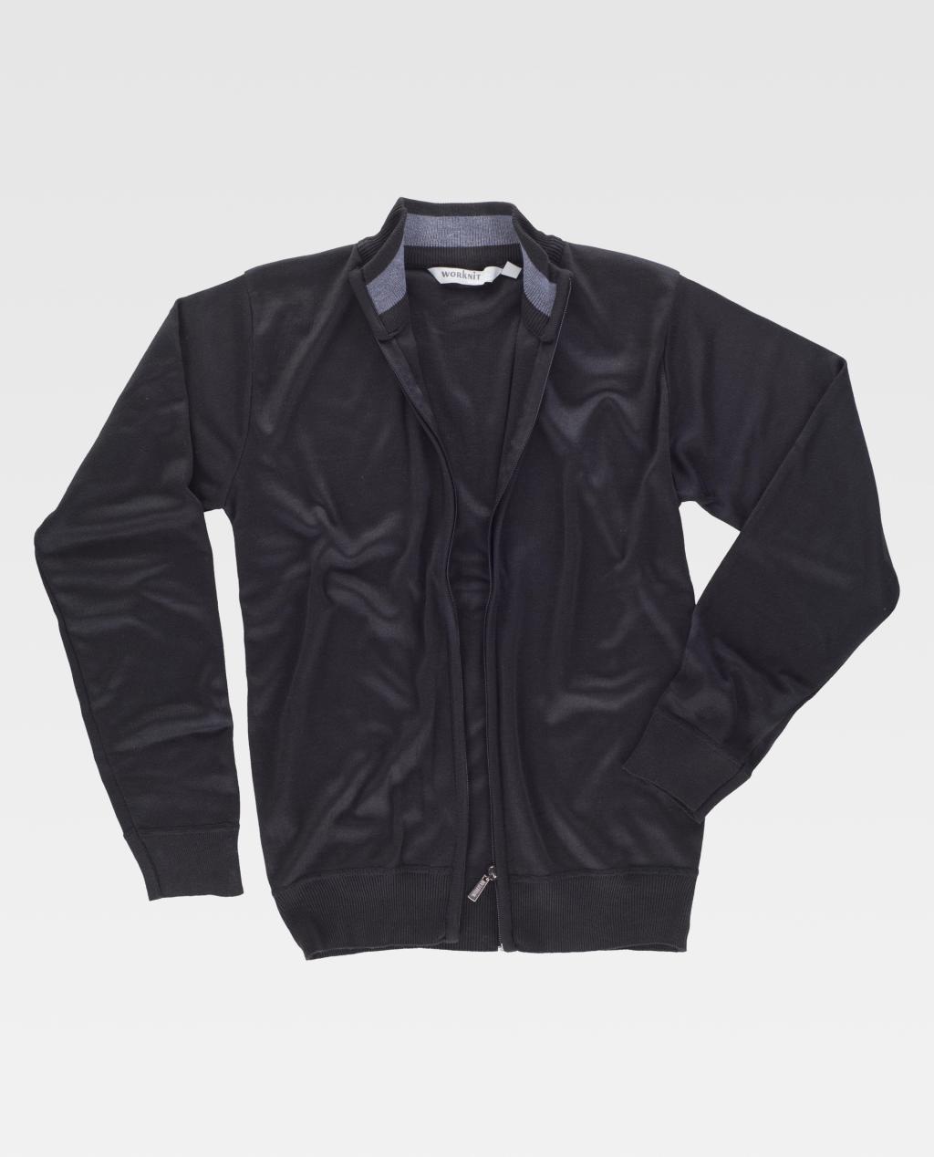 chaqueta negra de punto con cremallera desplegada sobre fondo blanco