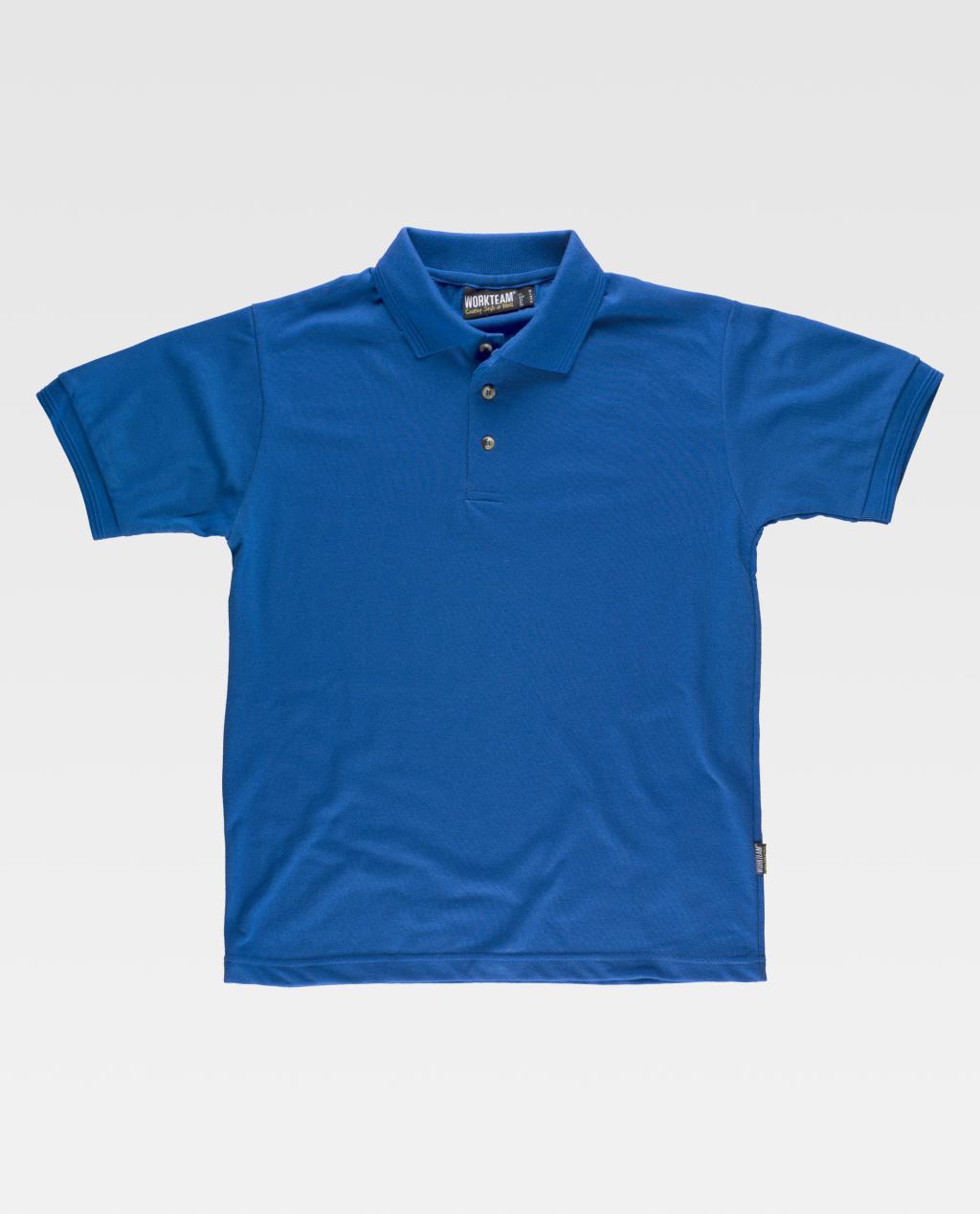 Camiseta polo azul de manga corta sobre fondo neutro