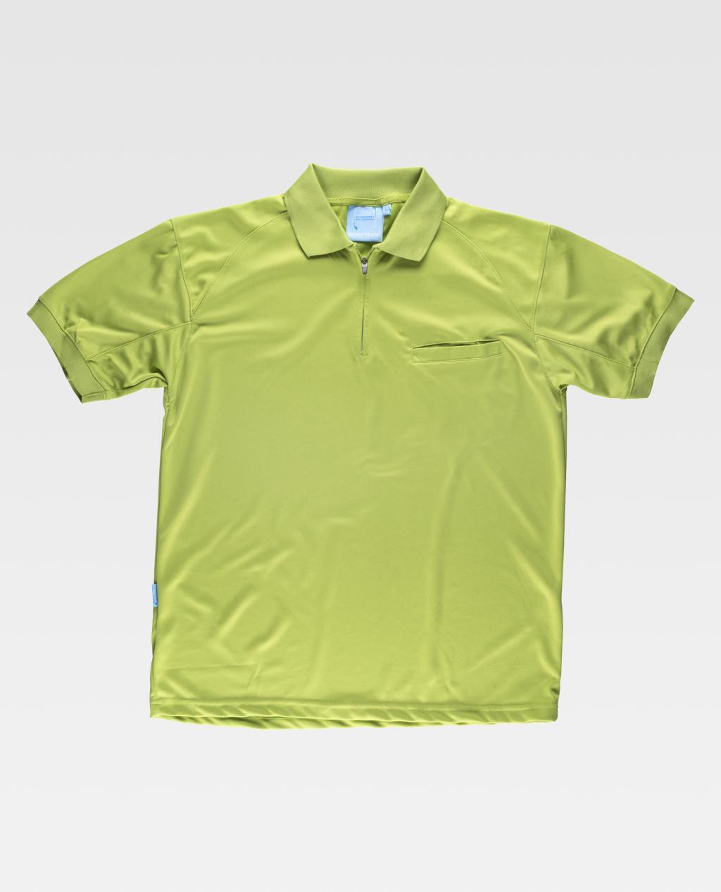 Camiseta polo de color verde lima con cierre de cremallera en el cuello y bolsillo en el pecho sobre fondo neutro