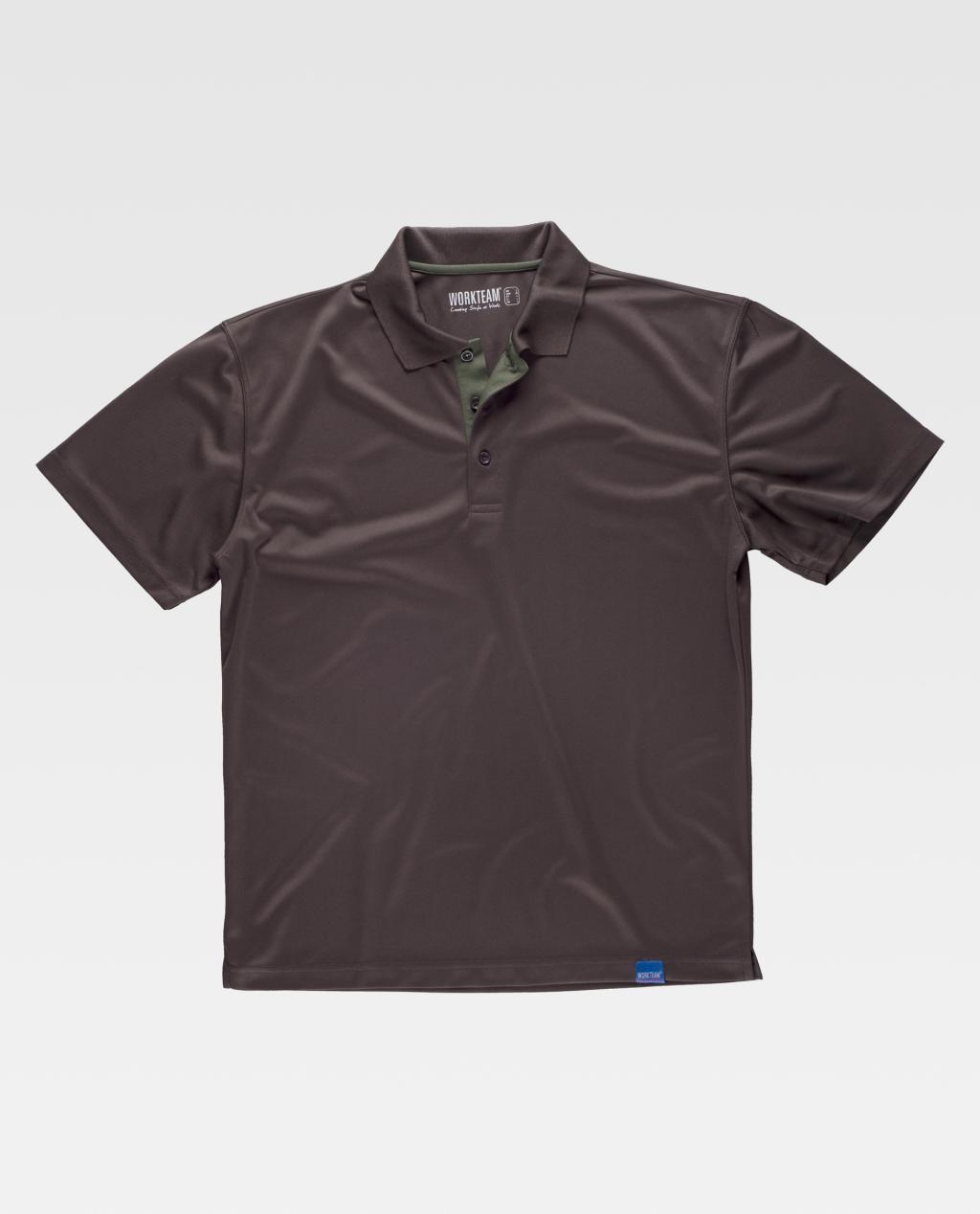 Polo laboral gris oscuro de manga corta con cuello abotonado y logo Workteam sobre fondo blanco.