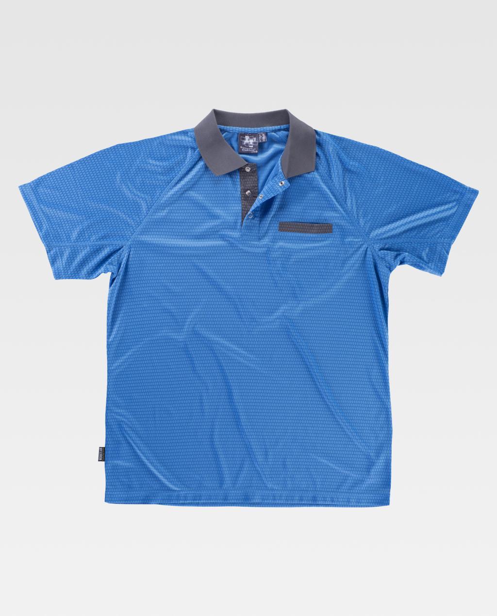 Camiseta polo azul con cuello y detalle en gris sobre fondo blanco.